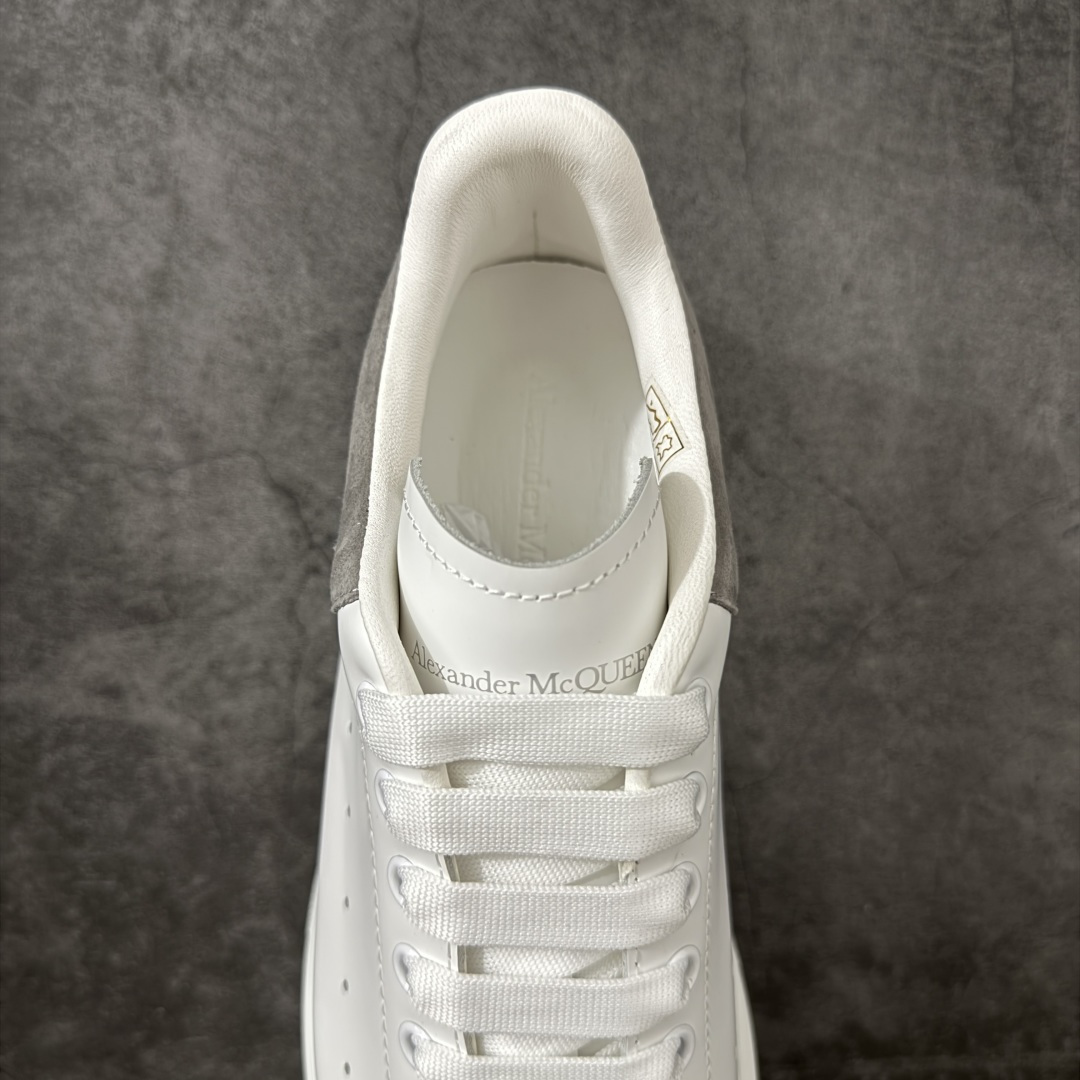 图片[8]-【HT纯原礼盒版】Alexander McQueen/亚历山大麦昆松糕鞋厚底增高小白鞋 灰绒尾 全市场配色最齐(100+配色) 性价比最高 同价位品质无敌 进口丝绸亚光原版正品 水染羊皮内里 羊皮垫脚 回弹度到位 耐磨又舒适 鞋底厚4.5cm 全套原版包装 配件齐全 官方一致 凹凸定制正品原盒包装 右脚鞋舌嵌入防伪芯片装置 外盒鞋标官方二维码扫码+防伪芯片 尺码：35-45-选品中心