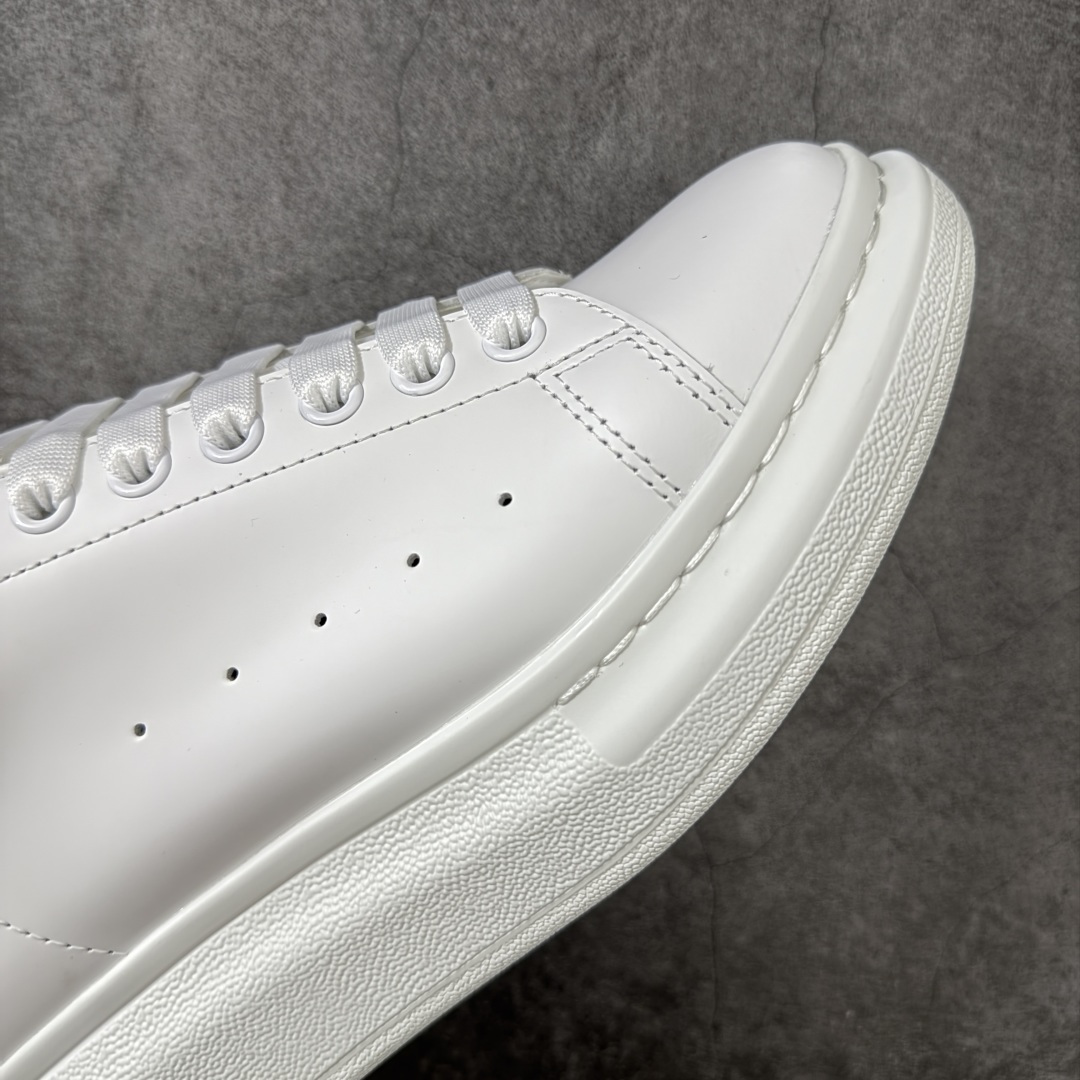 图片[6]-【HT纯原礼盒版】Alexander McQueen/亚历山大麦昆松糕鞋厚底增高小白鞋 藏蓝尾 全市场配色最齐(100+配色) 性价比最高 同价位品质无敌 进口丝绸亚光原版正品 水染羊皮内里 羊皮垫脚 回弹度到位 耐磨又舒适 鞋底厚4.5cm 全套原版包装 配件齐全 官方一致 凹凸定制正品原盒包装 右脚鞋舌嵌入防伪芯片装置 外盒鞋标官方二维码扫码+防伪芯片 尺码：35-45-选品中心