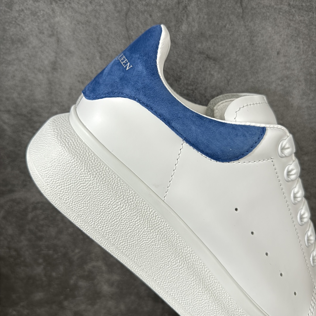 图片[7]-【HT纯原礼盒版】Alexander McQueen/亚历山大麦昆松糕鞋厚底增高小白鞋 藏蓝尾 全市场配色最齐(100+配色) 性价比最高 同价位品质无敌 进口丝绸亚光原版正品 水染羊皮内里 羊皮垫脚 回弹度到位 耐磨又舒适 鞋底厚4.5cm 全套原版包装 配件齐全 官方一致 凹凸定制正品原盒包装 右脚鞋舌嵌入防伪芯片装置 外盒鞋标官方二维码扫码+防伪芯片 尺码：35-45-选品中心