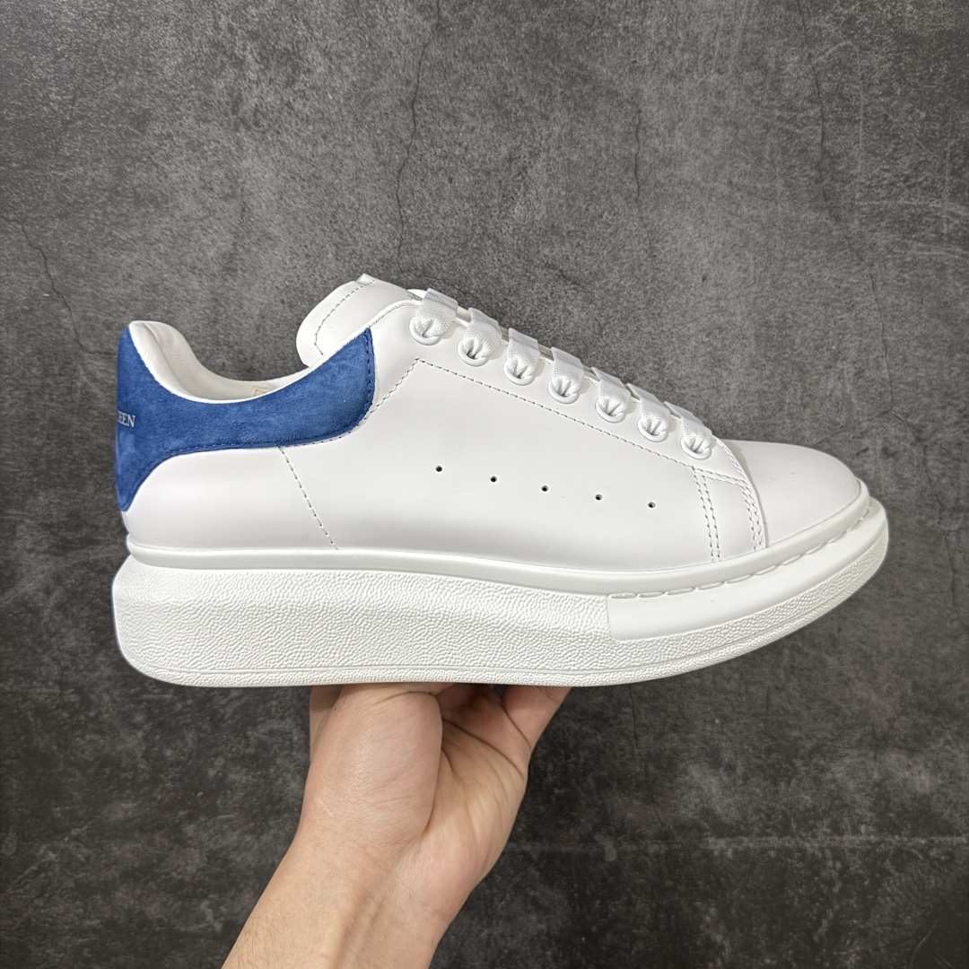【HT纯原礼盒版】Alexander McQueen/亚历山大麦昆松糕鞋厚底增高小白鞋 藏蓝尾 全市场配色最齐(100+配色) 性价比最高 同价位品质无敌 进口丝绸亚光原版正品 水染羊皮内里 羊皮垫脚 回弹度到位 耐磨又舒适 鞋底厚4.5cm 全套原版包装 配件齐全 官方一致 凹凸定制正品原盒包装 右脚鞋舌嵌入防伪芯片装置 外盒鞋标官方二维码扫码+防伪芯片 尺码：35-45-选品中心