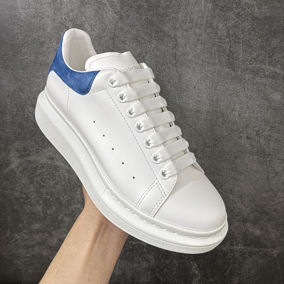 图片[3]-【HT纯原礼盒版】Alexander McQueen/亚历山大麦昆松糕鞋厚底增高小白鞋 藏蓝尾 全市场配色最齐(100+配色) 性价比最高 同价位品质无敌 进口丝绸亚光原版正品 水染羊皮内里 羊皮垫脚 回弹度到位 耐磨又舒适 鞋底厚4.5cm 全套原版包装 配件齐全 官方一致 凹凸定制正品原盒包装 右脚鞋舌嵌入防伪芯片装置 外盒鞋标官方二维码扫码+防伪芯片 尺码：35-45-选品中心