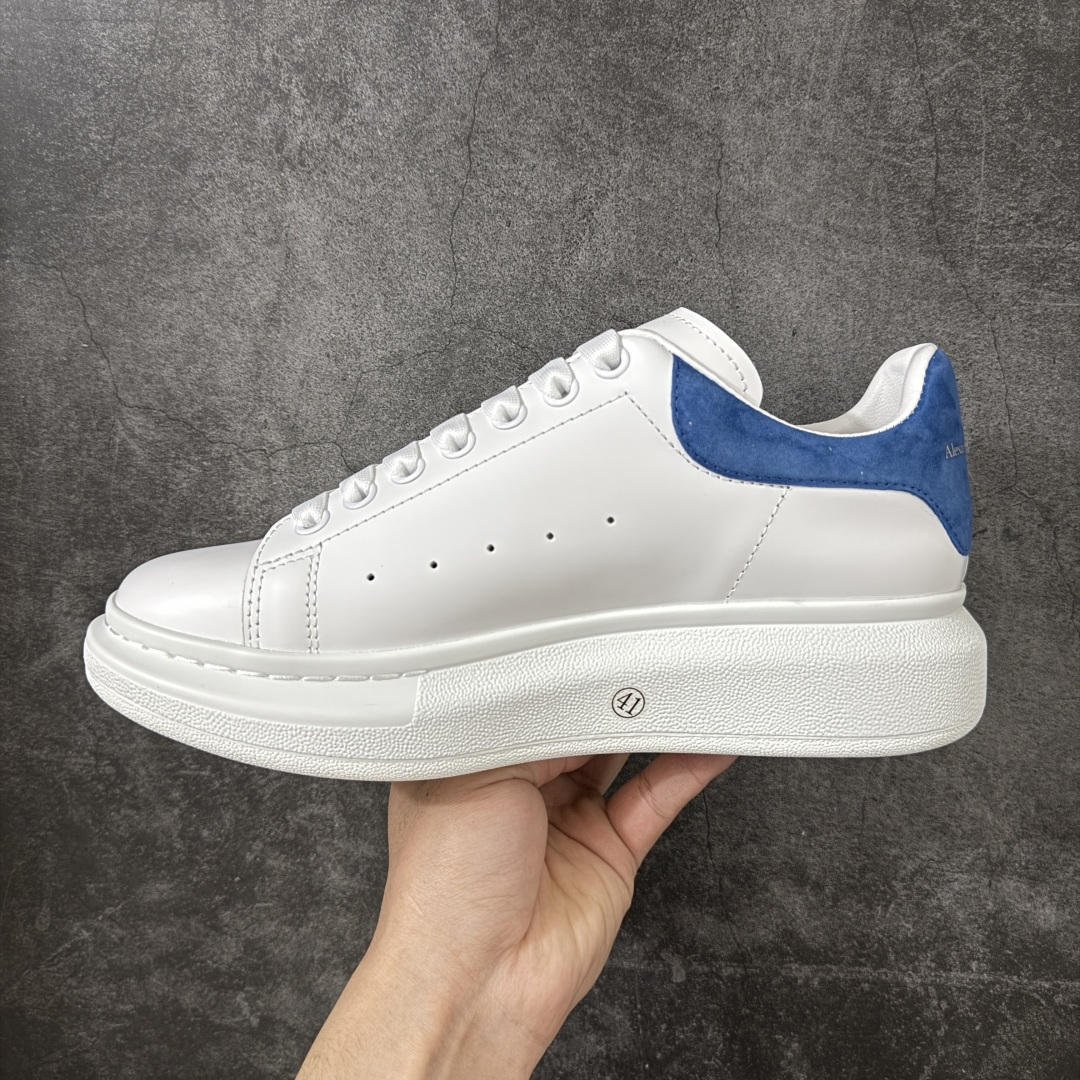 图片[2]-【HT纯原礼盒版】Alexander McQueen/亚历山大麦昆松糕鞋厚底增高小白鞋 藏蓝尾 全市场配色最齐(100+配色) 性价比最高 同价位品质无敌 进口丝绸亚光原版正品 水染羊皮内里 羊皮垫脚 回弹度到位 耐磨又舒适 鞋底厚4.5cm 全套原版包装 配件齐全 官方一致 凹凸定制正品原盒包装 右脚鞋舌嵌入防伪芯片装置 外盒鞋标官方二维码扫码+防伪芯片 尺码：35-45-选品中心