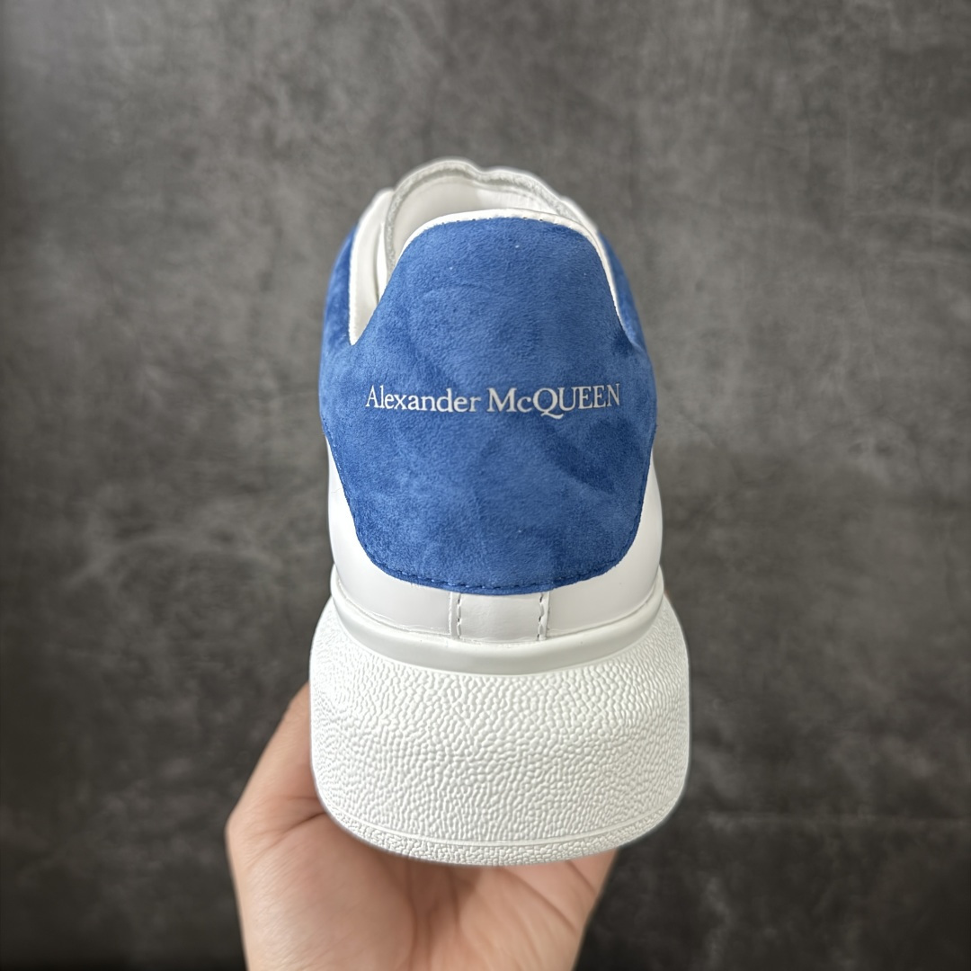 图片[4]-【HT纯原礼盒版】Alexander McQueen/亚历山大麦昆松糕鞋厚底增高小白鞋 藏蓝尾 全市场配色最齐(100+配色) 性价比最高 同价位品质无敌 进口丝绸亚光原版正品 水染羊皮内里 羊皮垫脚 回弹度到位 耐磨又舒适 鞋底厚4.5cm 全套原版包装 配件齐全 官方一致 凹凸定制正品原盒包装 右脚鞋舌嵌入防伪芯片装置 外盒鞋标官方二维码扫码+防伪芯片 尺码：35-45-选品中心