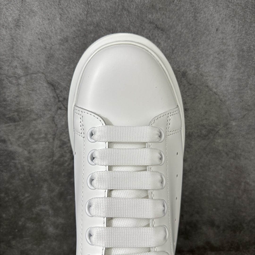 图片[5]-【HT纯原礼盒版】Alexander McQueen/亚历山大麦昆松糕鞋厚底增高小白鞋 藏蓝尾 全市场配色最齐(100+配色) 性价比最高 同价位品质无敌 进口丝绸亚光原版正品 水染羊皮内里 羊皮垫脚 回弹度到位 耐磨又舒适 鞋底厚4.5cm 全套原版包装 配件齐全 官方一致 凹凸定制正品原盒包装 右脚鞋舌嵌入防伪芯片装置 外盒鞋标官方二维码扫码+防伪芯片 尺码：35-45-选品中心