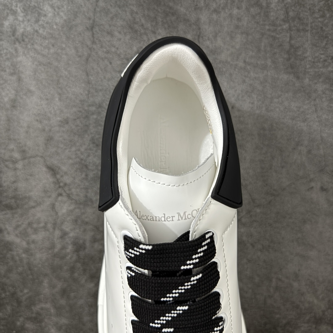 图片[8]-【HT纯原礼盒版】Alexander McQueen/亚历山大麦昆松糕鞋厚底增高小白鞋 黑滴胶尾 全市场配色最齐(100+配色) 性价比最高 同价位品质无敌 进口丝绸亚光原版正品 水染羊皮内里 羊皮垫脚 回弹度到位 耐磨又舒适 鞋底厚4.5cm 全套原版包装 配件齐全 官方一致 凹凸定制正品原盒包装 右脚鞋舌嵌入防伪芯片装置 外盒鞋标官方二维码扫码+防伪芯片 尺码：35-45-选品中心