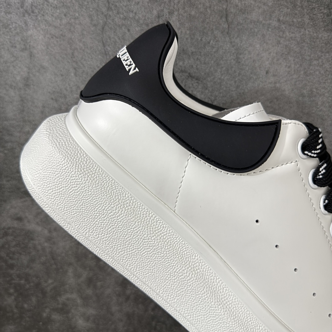 图片[7]-【HT纯原礼盒版】Alexander McQueen/亚历山大麦昆松糕鞋厚底增高小白鞋 黑滴胶尾 全市场配色最齐(100+配色) 性价比最高 同价位品质无敌 进口丝绸亚光原版正品 水染羊皮内里 羊皮垫脚 回弹度到位 耐磨又舒适 鞋底厚4.5cm 全套原版包装 配件齐全 官方一致 凹凸定制正品原盒包装 右脚鞋舌嵌入防伪芯片装置 外盒鞋标官方二维码扫码+防伪芯片 尺码：35-45-选品中心