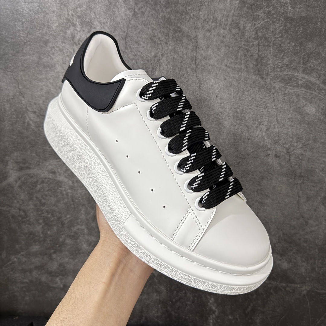 图片[3]-【HT纯原礼盒版】Alexander McQueen/亚历山大麦昆松糕鞋厚底增高小白鞋 黑滴胶尾 全市场配色最齐(100+配色) 性价比最高 同价位品质无敌 进口丝绸亚光原版正品 水染羊皮内里 羊皮垫脚 回弹度到位 耐磨又舒适 鞋底厚4.5cm 全套原版包装 配件齐全 官方一致 凹凸定制正品原盒包装 右脚鞋舌嵌入防伪芯片装置 外盒鞋标官方二维码扫码+防伪芯片 尺码：35-45-选品中心