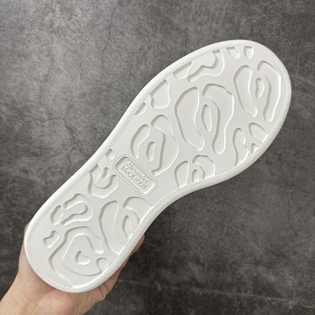 图片[9]-【HT纯原礼盒版】Alexander McQueen/亚历山大麦昆松糕鞋厚底增高小白鞋 黑滴胶尾 全市场配色最齐(100+配色) 性价比最高 同价位品质无敌 进口丝绸亚光原版正品 水染羊皮内里 羊皮垫脚 回弹度到位 耐磨又舒适 鞋底厚4.5cm 全套原版包装 配件齐全 官方一致 凹凸定制正品原盒包装 右脚鞋舌嵌入防伪芯片装置 外盒鞋标官方二维码扫码+防伪芯片 尺码：35-45-选品中心