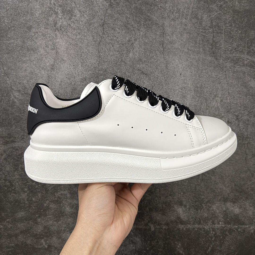 【HT纯原礼盒版】Alexander McQueen/亚历山大麦昆松糕鞋厚底增高小白鞋 黑滴胶尾 全市场配色最齐(100+配色) 性价比最高 同价位品质无敌 进口丝绸亚光原版正品 水染羊皮内里 羊皮垫脚 回弹度到位 耐磨又舒适 鞋底厚4.5cm 全套原版包装 配件齐全 官方一致 凹凸定制正品原盒包装 右脚鞋舌嵌入防伪芯片装置 外盒鞋标官方二维码扫码+防伪芯片 尺码：35-45-选品中心
