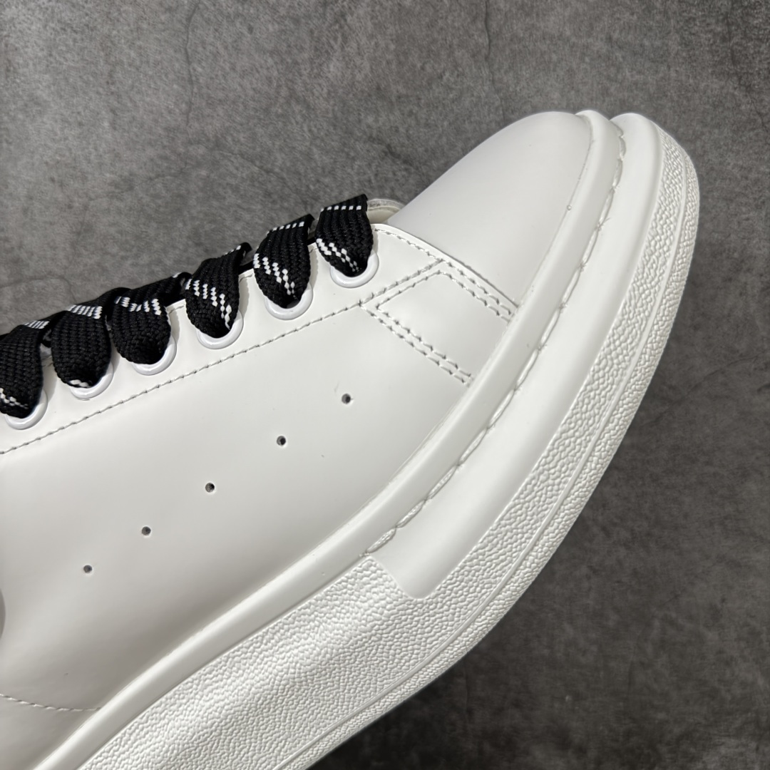 图片[6]-【HT纯原礼盒版】Alexander McQueen/亚历山大麦昆松糕鞋厚底增高小白鞋 黑滴胶尾 全市场配色最齐(100+配色) 性价比最高 同价位品质无敌 进口丝绸亚光原版正品 水染羊皮内里 羊皮垫脚 回弹度到位 耐磨又舒适 鞋底厚4.5cm 全套原版包装 配件齐全 官方一致 凹凸定制正品原盒包装 右脚鞋舌嵌入防伪芯片装置 外盒鞋标官方二维码扫码+防伪芯片 尺码：35-45-选品中心