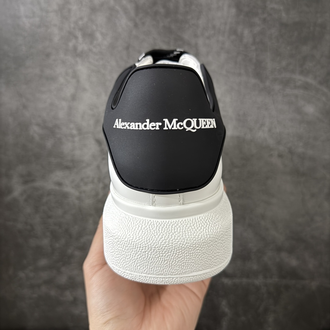 图片[4]-【HT纯原礼盒版】Alexander McQueen/亚历山大麦昆松糕鞋厚底增高小白鞋 黑滴胶尾 全市场配色最齐(100+配色) 性价比最高 同价位品质无敌 进口丝绸亚光原版正品 水染羊皮内里 羊皮垫脚 回弹度到位 耐磨又舒适 鞋底厚4.5cm 全套原版包装 配件齐全 官方一致 凹凸定制正品原盒包装 右脚鞋舌嵌入防伪芯片装置 外盒鞋标官方二维码扫码+防伪芯片 尺码：35-45-选品中心