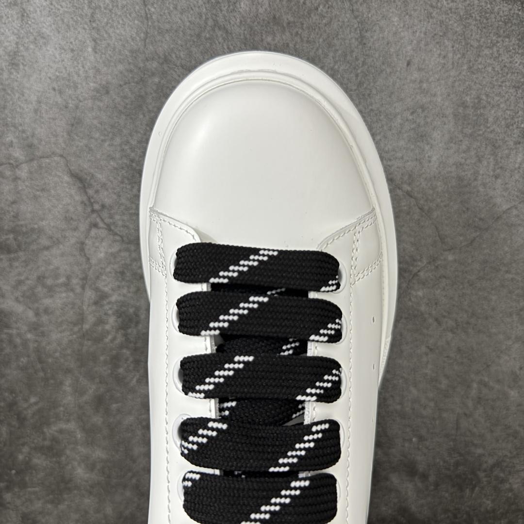 图片[5]-【HT纯原礼盒版】Alexander McQueen/亚历山大麦昆松糕鞋厚底增高小白鞋 黑滴胶尾 全市场配色最齐(100+配色) 性价比最高 同价位品质无敌 进口丝绸亚光原版正品 水染羊皮内里 羊皮垫脚 回弹度到位 耐磨又舒适 鞋底厚4.5cm 全套原版包装 配件齐全 官方一致 凹凸定制正品原盒包装 右脚鞋舌嵌入防伪芯片装置 外盒鞋标官方二维码扫码+防伪芯片 尺码：35-45-选品中心