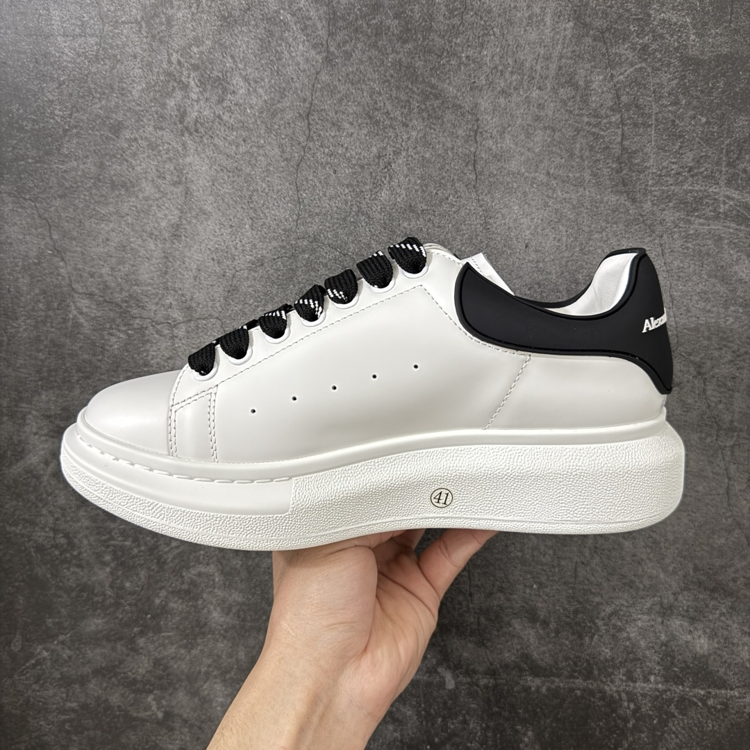 图片[2]-【HT纯原礼盒版】Alexander McQueen/亚历山大麦昆松糕鞋厚底增高小白鞋 黑滴胶尾 全市场配色最齐(100+配色) 性价比最高 同价位品质无敌 进口丝绸亚光原版正品 水染羊皮内里 羊皮垫脚 回弹度到位 耐磨又舒适 鞋底厚4.5cm 全套原版包装 配件齐全 官方一致 凹凸定制正品原盒包装 右脚鞋舌嵌入防伪芯片装置 外盒鞋标官方二维码扫码+防伪芯片 尺码：35-45-选品中心