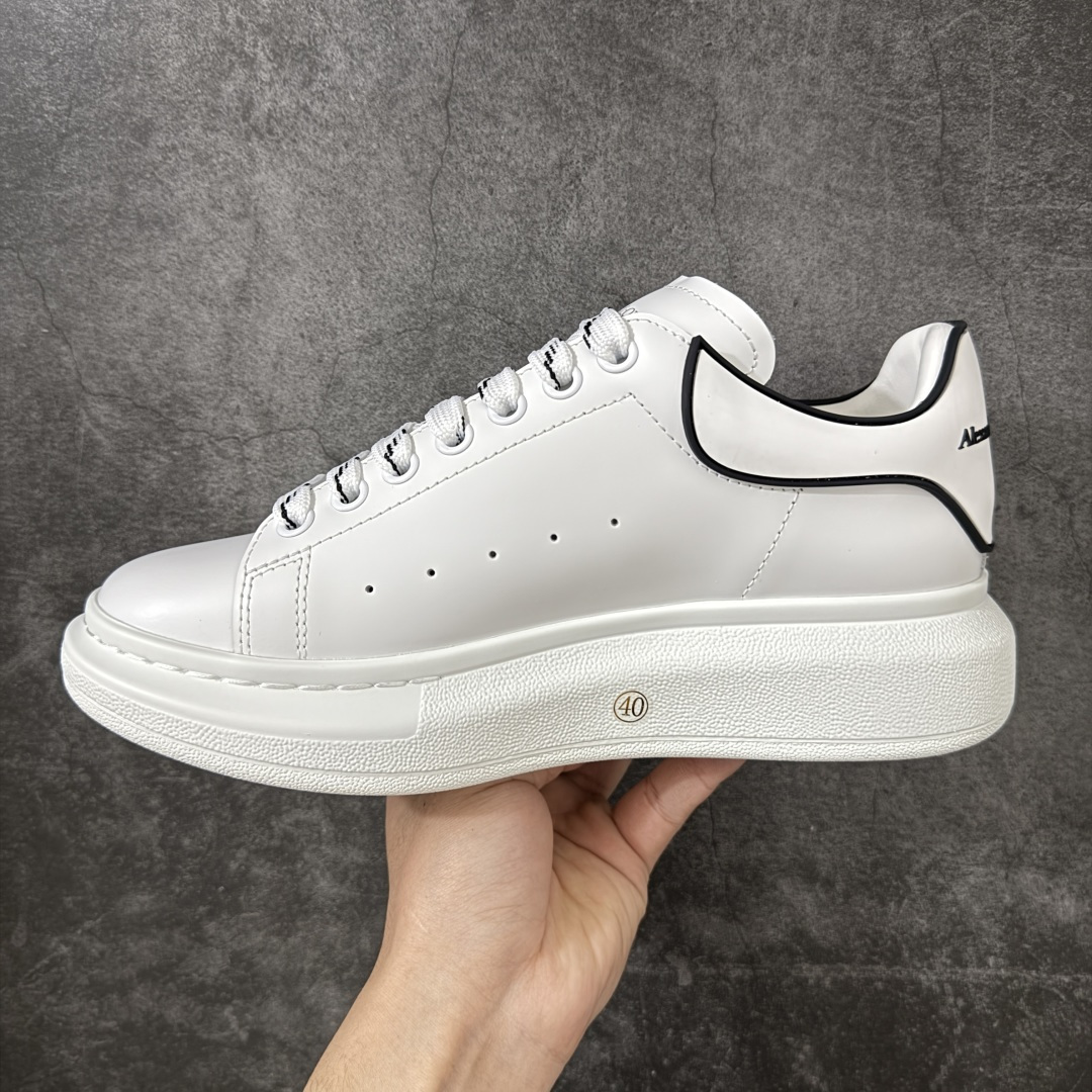 图片[2]-【HT纯原礼盒版】Alexander McQueen/亚历山大麦昆松糕鞋厚底增高小白鞋 白滴胶尾 全市场配色最齐(100+配色) 性价比最高 同价位品质无敌 进口丝绸亚光原版正品 水染羊皮内里 羊皮垫脚 回弹度到位 耐磨又舒适 鞋底厚4.5cm 全套原版包装 配件齐全 官方一致 凹凸定制正品原盒包装 右脚鞋舌嵌入防伪芯片装置 外盒鞋标官方二维码扫码+防伪芯片 尺码：35-45-选品中心