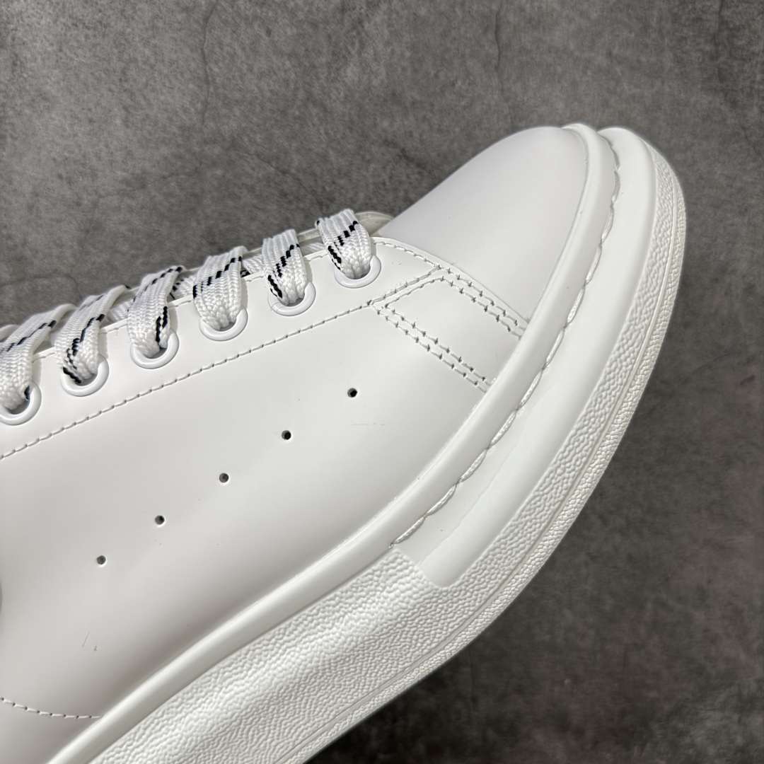 图片[6]-【HT纯原礼盒版】Alexander McQueen/亚历山大麦昆松糕鞋厚底增高小白鞋 白滴胶尾 全市场配色最齐(100+配色) 性价比最高 同价位品质无敌 进口丝绸亚光原版正品 水染羊皮内里 羊皮垫脚 回弹度到位 耐磨又舒适 鞋底厚4.5cm 全套原版包装 配件齐全 官方一致 凹凸定制正品原盒包装 右脚鞋舌嵌入防伪芯片装置 外盒鞋标官方二维码扫码+防伪芯片 尺码：35-45-选品中心