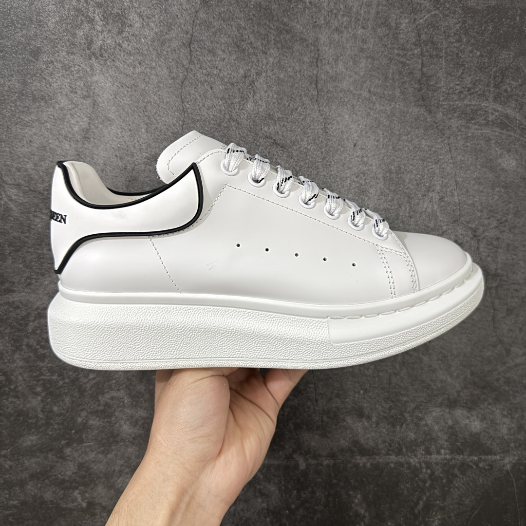 【HT纯原礼盒版】Alexander McQueen/亚历山大麦昆松糕鞋厚底增高小白鞋 白滴胶尾 全市场配色最齐(100+配色) 性价比最高 同价位品质无敌 进口丝绸亚光原版正品 水染羊皮内里 羊皮垫脚 回弹度到位 耐磨又舒适 鞋底厚4.5cm 全套原版包装 配件齐全 官方一致 凹凸定制正品原盒包装 右脚鞋舌嵌入防伪芯片装置 外盒鞋标官方二维码扫码+防伪芯片 尺码：35-45-选品中心