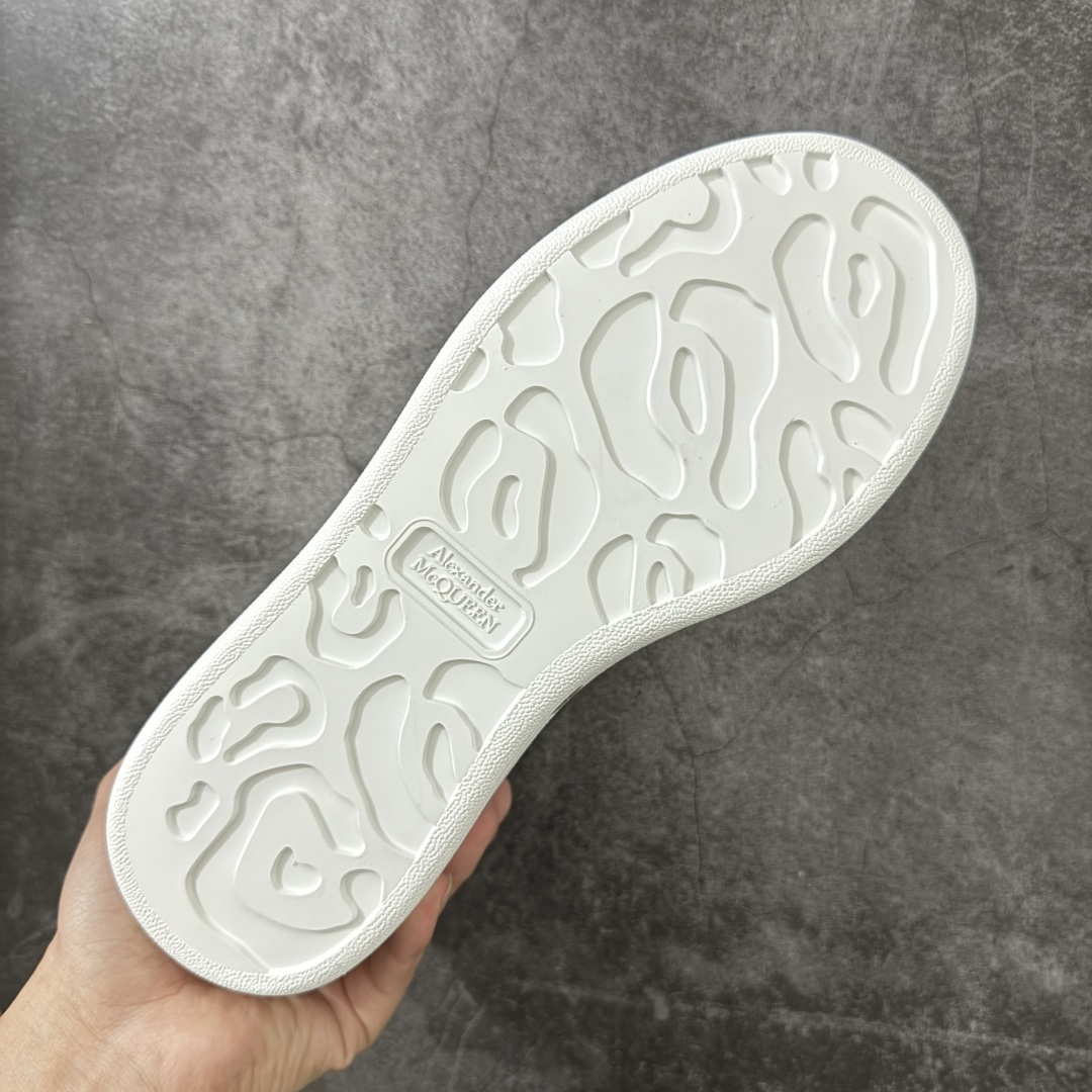 图片[9]-【HT纯原礼盒版】Alexander McQueen/亚历山大麦昆松糕鞋厚底增高小白鞋 白滴胶尾 全市场配色最齐(100+配色) 性价比最高 同价位品质无敌 进口丝绸亚光原版正品 水染羊皮内里 羊皮垫脚 回弹度到位 耐磨又舒适 鞋底厚4.5cm 全套原版包装 配件齐全 官方一致 凹凸定制正品原盒包装 右脚鞋舌嵌入防伪芯片装置 外盒鞋标官方二维码扫码+防伪芯片 尺码：35-45-选品中心