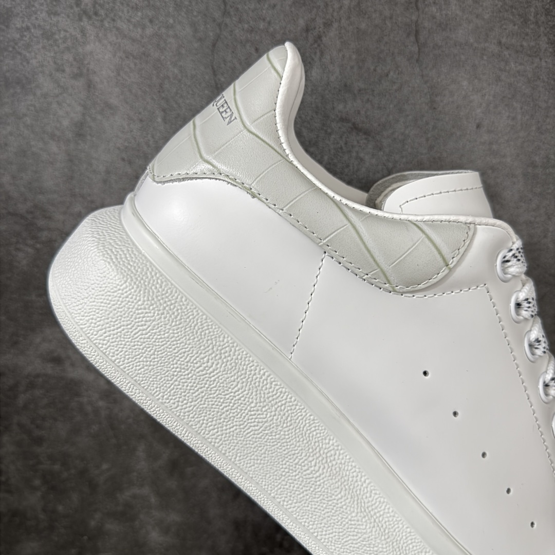 图片[7]-【HT纯原礼盒版】Alexander McQueen/亚历山大麦昆松糕鞋厚底增高小白鞋 米灰鳄鱼纹尾 全市场配色最齐(100+配色) 性价比最高 同价位品质无敌 进口丝绸亚光原版正品 水染羊皮内里 羊皮垫脚 回弹度到位 耐磨又舒适 鞋底厚4.5cm 全套原版包装 配件齐全 官方一致 凹凸定制正品原盒包装 右脚鞋舌嵌入防伪芯片装置 外盒鞋标官方二维码扫码+防伪芯片 尺码：35-45-选品中心