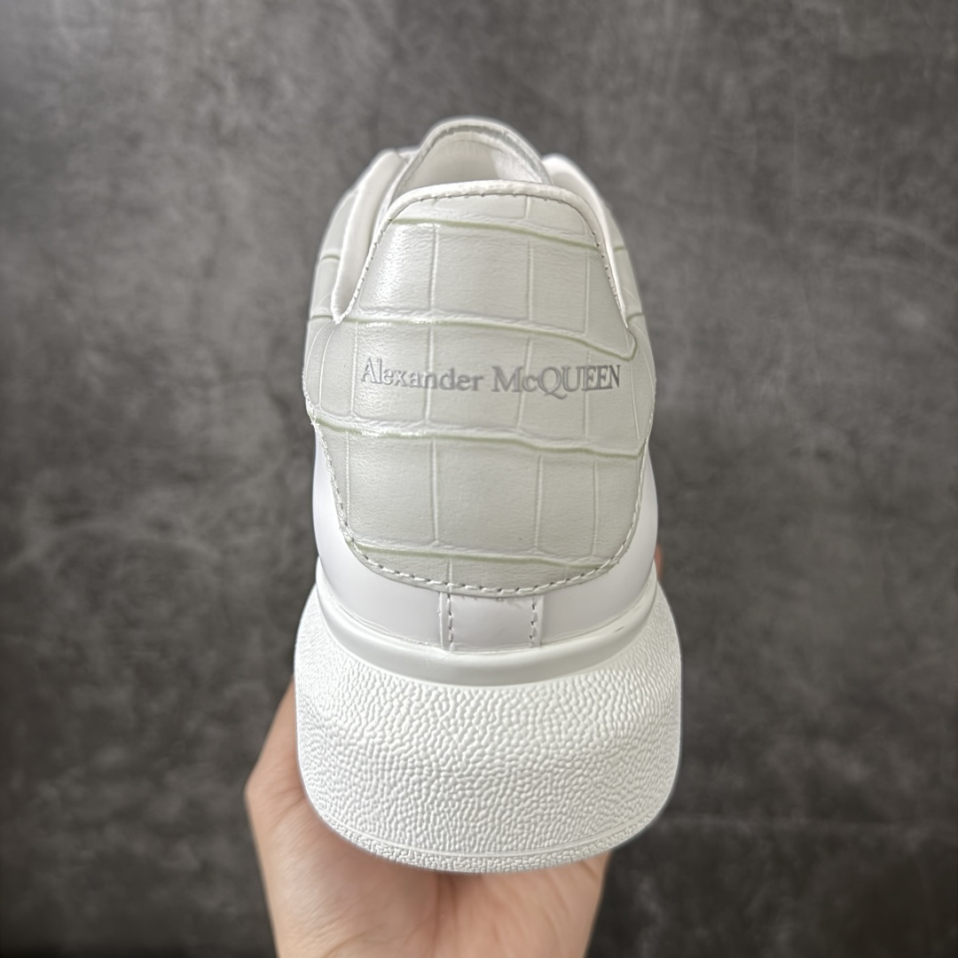 图片[4]-【HT纯原礼盒版】Alexander McQueen/亚历山大麦昆松糕鞋厚底增高小白鞋 米灰鳄鱼纹尾 全市场配色最齐(100+配色) 性价比最高 同价位品质无敌 进口丝绸亚光原版正品 水染羊皮内里 羊皮垫脚 回弹度到位 耐磨又舒适 鞋底厚4.5cm 全套原版包装 配件齐全 官方一致 凹凸定制正品原盒包装 右脚鞋舌嵌入防伪芯片装置 外盒鞋标官方二维码扫码+防伪芯片 尺码：35-45-选品中心