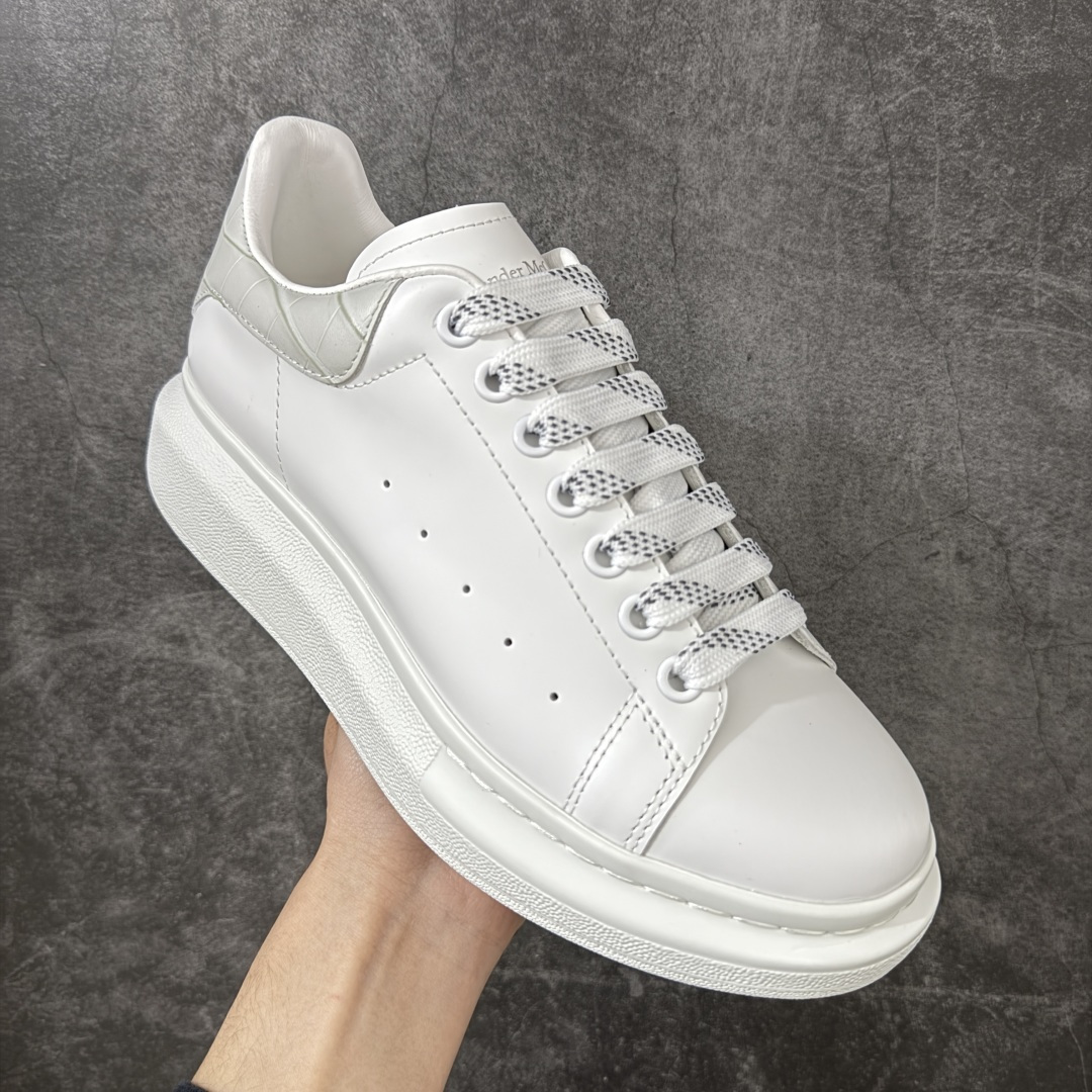 图片[3]-【HT纯原礼盒版】Alexander McQueen/亚历山大麦昆松糕鞋厚底增高小白鞋 米灰鳄鱼纹尾 全市场配色最齐(100+配色) 性价比最高 同价位品质无敌 进口丝绸亚光原版正品 水染羊皮内里 羊皮垫脚 回弹度到位 耐磨又舒适 鞋底厚4.5cm 全套原版包装 配件齐全 官方一致 凹凸定制正品原盒包装 右脚鞋舌嵌入防伪芯片装置 外盒鞋标官方二维码扫码+防伪芯片 尺码：35-45-选品中心