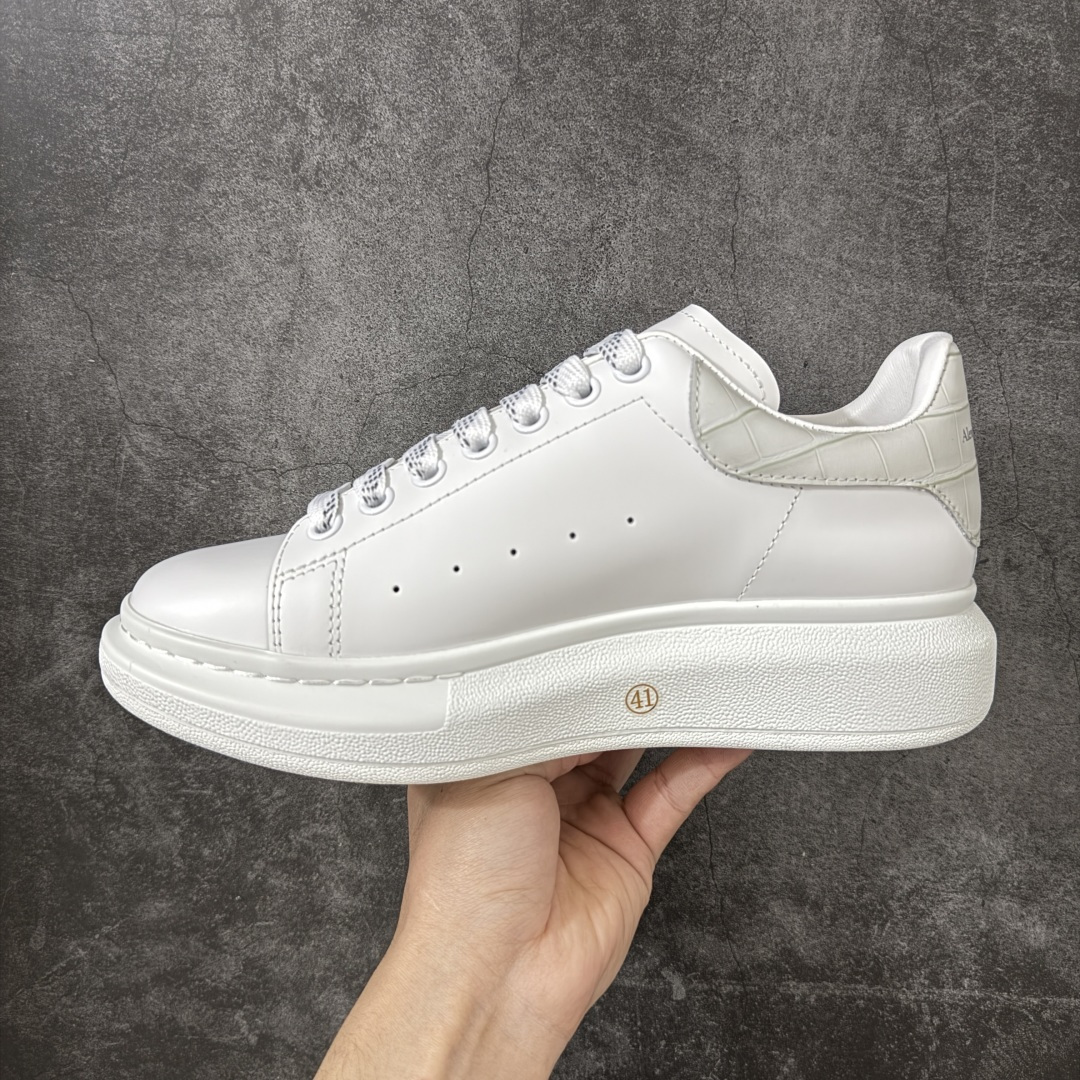 图片[2]-【HT纯原礼盒版】Alexander McQueen/亚历山大麦昆松糕鞋厚底增高小白鞋 米灰鳄鱼纹尾 全市场配色最齐(100+配色) 性价比最高 同价位品质无敌 进口丝绸亚光原版正品 水染羊皮内里 羊皮垫脚 回弹度到位 耐磨又舒适 鞋底厚4.5cm 全套原版包装 配件齐全 官方一致 凹凸定制正品原盒包装 右脚鞋舌嵌入防伪芯片装置 外盒鞋标官方二维码扫码+防伪芯片 尺码：35-45-选品中心