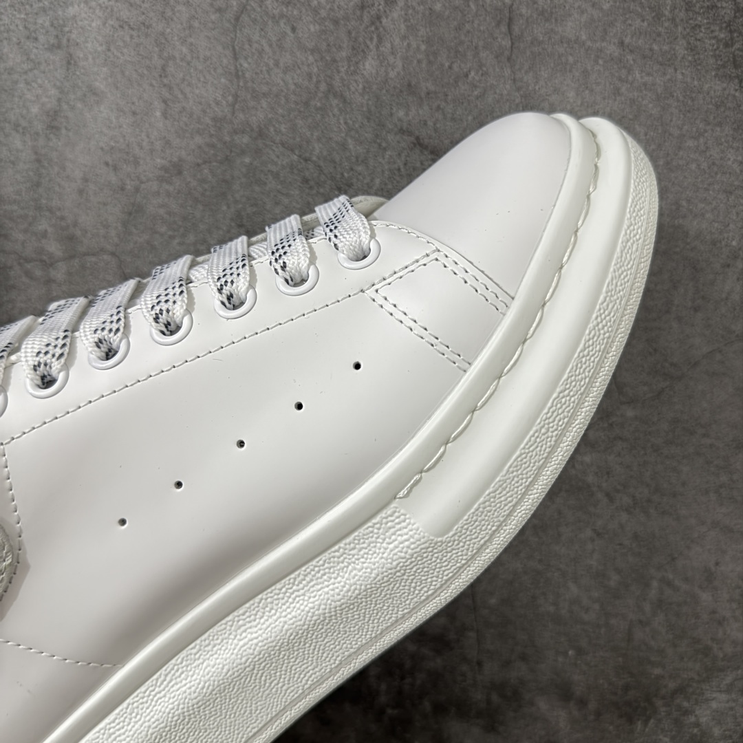 图片[6]-【HT纯原礼盒版】Alexander McQueen/亚历山大麦昆松糕鞋厚底增高小白鞋 米灰鳄鱼纹尾 全市场配色最齐(100+配色) 性价比最高 同价位品质无敌 进口丝绸亚光原版正品 水染羊皮内里 羊皮垫脚 回弹度到位 耐磨又舒适 鞋底厚4.5cm 全套原版包装 配件齐全 官方一致 凹凸定制正品原盒包装 右脚鞋舌嵌入防伪芯片装置 外盒鞋标官方二维码扫码+防伪芯片 尺码：35-45-选品中心