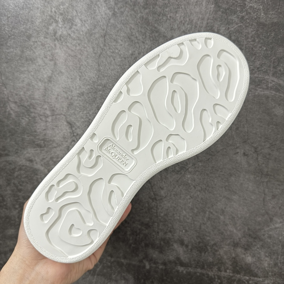 图片[9]-【HT纯原礼盒版】Alexander McQueen/亚历山大麦昆松糕鞋厚底增高小白鞋 米灰鳄鱼纹尾 全市场配色最齐(100+配色) 性价比最高 同价位品质无敌 进口丝绸亚光原版正品 水染羊皮内里 羊皮垫脚 回弹度到位 耐磨又舒适 鞋底厚4.5cm 全套原版包装 配件齐全 官方一致 凹凸定制正品原盒包装 右脚鞋舌嵌入防伪芯片装置 外盒鞋标官方二维码扫码+防伪芯片 尺码：35-45-选品中心