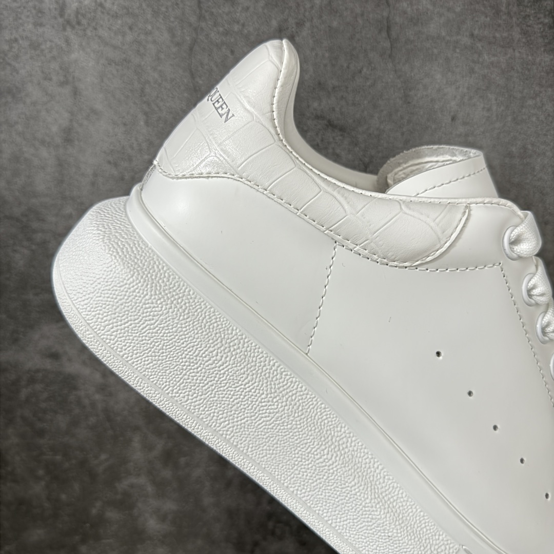 图片[7]-【HT纯原礼盒版】Alexander McQueen/亚历山大麦昆松糕鞋厚底增高小白鞋 白鳄鱼纹尾 全市场配色最齐(100+配色) 性价比最高 同价位品质无敌 进口丝绸亚光原版正品 水染羊皮内里 羊皮垫脚 回弹度到位 耐磨又舒适 鞋底厚4.5cm 全套原版包装 配件齐全 官方一致 凹凸定制正品原盒包装 右脚鞋舌嵌入防伪芯片装置 外盒鞋标官方二维码扫码+防伪芯片 尺码：35-45-选品中心