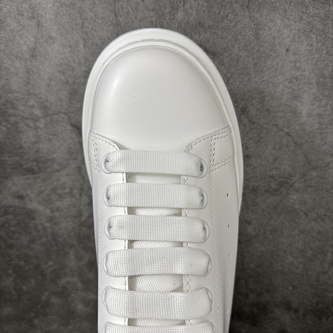 图片[5]-【HT纯原礼盒版】Alexander McQueen/亚历山大麦昆松糕鞋厚底增高小白鞋 白鳄鱼纹尾 全市场配色最齐(100+配色) 性价比最高 同价位品质无敌 进口丝绸亚光原版正品 水染羊皮内里 羊皮垫脚 回弹度到位 耐磨又舒适 鞋底厚4.5cm 全套原版包装 配件齐全 官方一致 凹凸定制正品原盒包装 右脚鞋舌嵌入防伪芯片装置 外盒鞋标官方二维码扫码+防伪芯片 尺码：35-45-选品中心