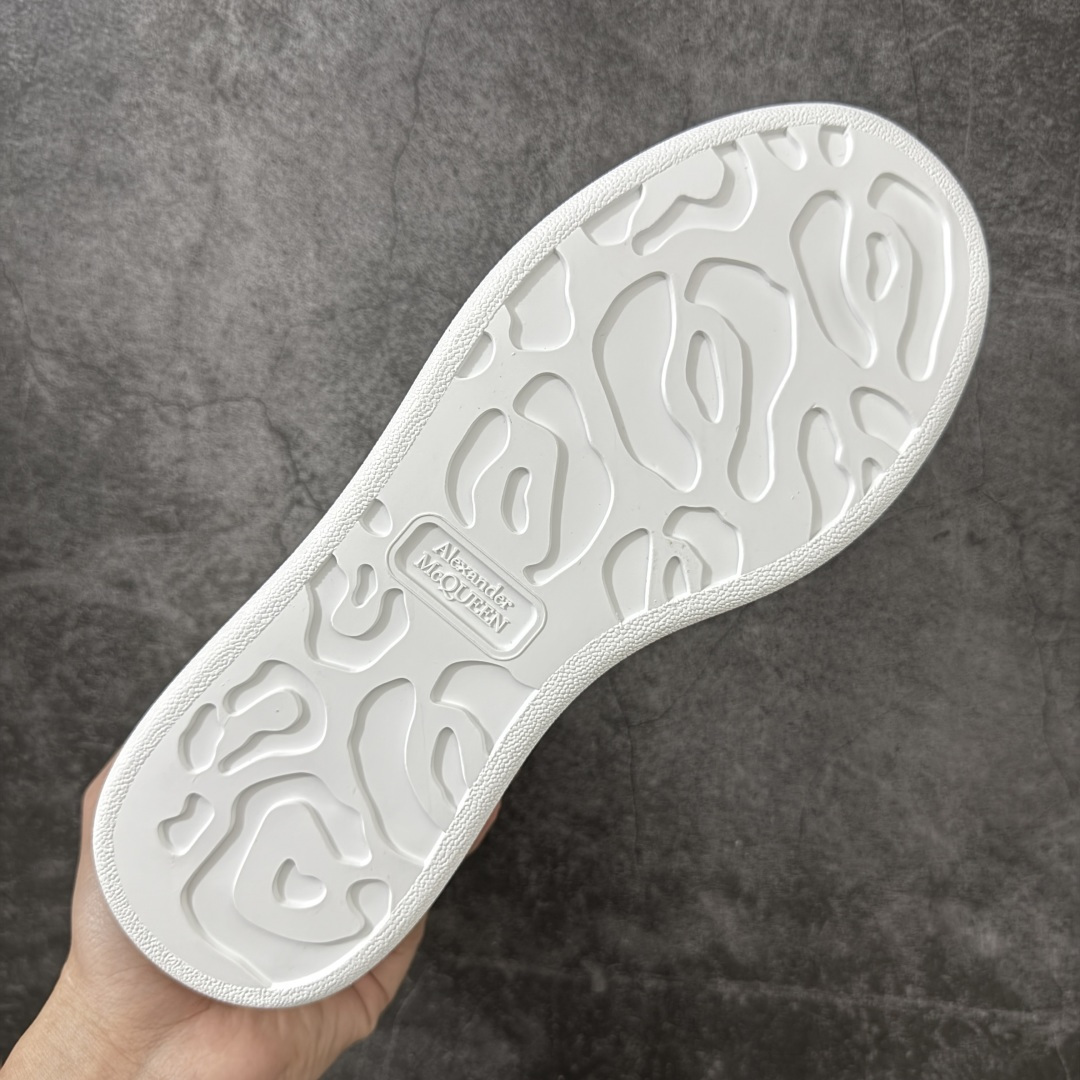 图片[9]-【HT纯原礼盒版】Alexander McQueen/亚历山大麦昆松糕鞋厚底增高小白鞋 白鳄鱼纹尾 全市场配色最齐(100+配色) 性价比最高 同价位品质无敌 进口丝绸亚光原版正品 水染羊皮内里 羊皮垫脚 回弹度到位 耐磨又舒适 鞋底厚4.5cm 全套原版包装 配件齐全 官方一致 凹凸定制正品原盒包装 右脚鞋舌嵌入防伪芯片装置 外盒鞋标官方二维码扫码+防伪芯片 尺码：35-45-选品中心