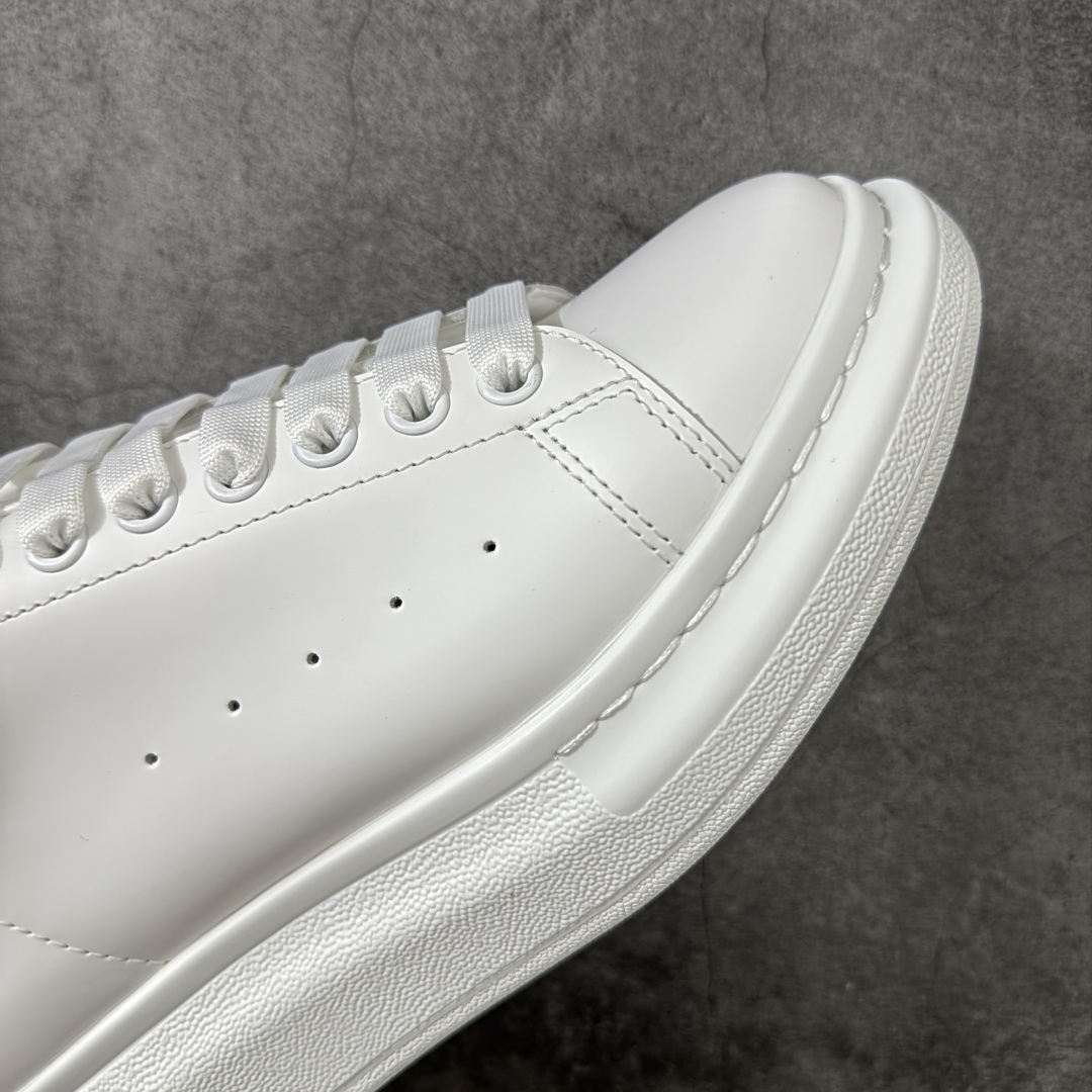 图片[6]-【HT纯原礼盒版】Alexander McQueen/亚历山大麦昆松糕鞋厚底增高小白鞋 白鳄鱼纹尾 全市场配色最齐(100+配色) 性价比最高 同价位品质无敌 进口丝绸亚光原版正品 水染羊皮内里 羊皮垫脚 回弹度到位 耐磨又舒适 鞋底厚4.5cm 全套原版包装 配件齐全 官方一致 凹凸定制正品原盒包装 右脚鞋舌嵌入防伪芯片装置 外盒鞋标官方二维码扫码+防伪芯片 尺码：35-45-选品中心