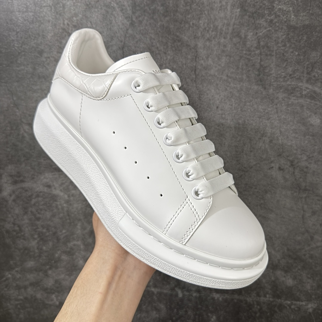 图片[3]-【HT纯原礼盒版】Alexander McQueen/亚历山大麦昆松糕鞋厚底增高小白鞋 白鳄鱼纹尾 全市场配色最齐(100+配色) 性价比最高 同价位品质无敌 进口丝绸亚光原版正品 水染羊皮内里 羊皮垫脚 回弹度到位 耐磨又舒适 鞋底厚4.5cm 全套原版包装 配件齐全 官方一致 凹凸定制正品原盒包装 右脚鞋舌嵌入防伪芯片装置 外盒鞋标官方二维码扫码+防伪芯片 尺码：35-45-选品中心