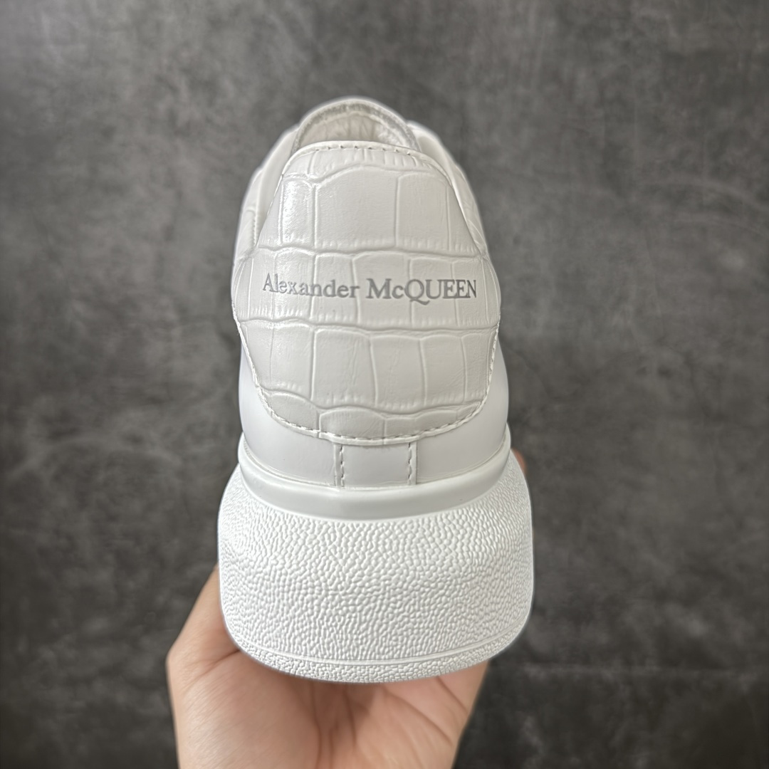 图片[4]-【HT纯原礼盒版】Alexander McQueen/亚历山大麦昆松糕鞋厚底增高小白鞋 白鳄鱼纹尾 全市场配色最齐(100+配色) 性价比最高 同价位品质无敌 进口丝绸亚光原版正品 水染羊皮内里 羊皮垫脚 回弹度到位 耐磨又舒适 鞋底厚4.5cm 全套原版包装 配件齐全 官方一致 凹凸定制正品原盒包装 右脚鞋舌嵌入防伪芯片装置 外盒鞋标官方二维码扫码+防伪芯片 尺码：35-45-选品中心