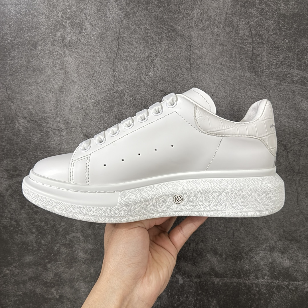 图片[2]-【HT纯原礼盒版】Alexander McQueen/亚历山大麦昆松糕鞋厚底增高小白鞋 白鳄鱼纹尾 全市场配色最齐(100+配色) 性价比最高 同价位品质无敌 进口丝绸亚光原版正品 水染羊皮内里 羊皮垫脚 回弹度到位 耐磨又舒适 鞋底厚4.5cm 全套原版包装 配件齐全 官方一致 凹凸定制正品原盒包装 右脚鞋舌嵌入防伪芯片装置 外盒鞋标官方二维码扫码+防伪芯片 尺码：35-45-选品中心