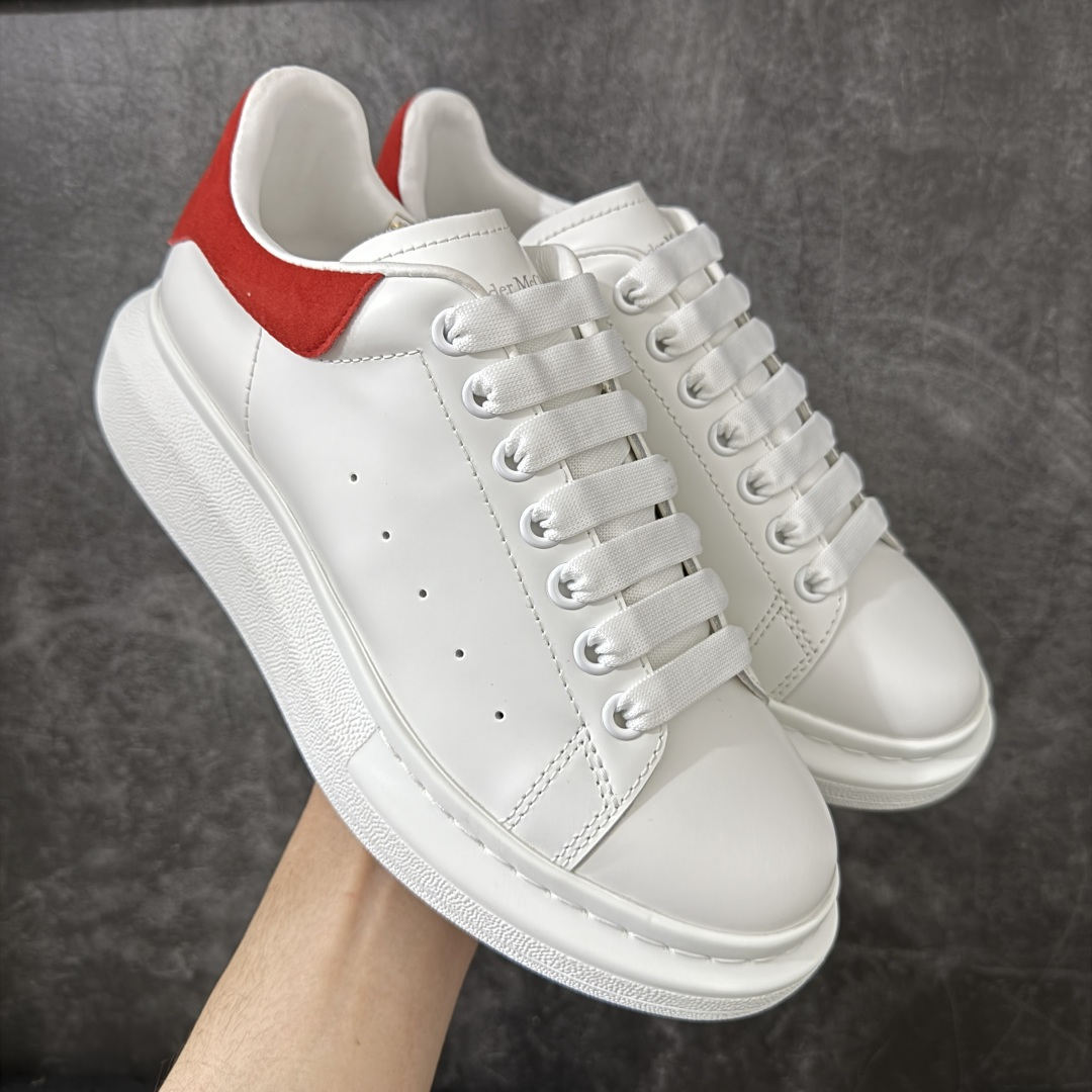 图片[9]-【HT纯原礼盒版】Alexander McQueen/亚历山大麦昆松糕鞋厚底增高小白鞋 全市场配色最齐(100+配色) 性价比最高 同价位品质无敌 进口丝绸亚光原版正品 水染羊皮内里 羊皮垫脚 回弹度到位 耐磨又舒适 鞋底厚4.5cm 全套原版包装 配件齐全 官方一致 凹凸定制正品原盒包装 右脚鞋舌嵌入防伪芯片装置 外盒鞋标官方二维码扫码+防伪芯片 尺码：35-45-选品中心