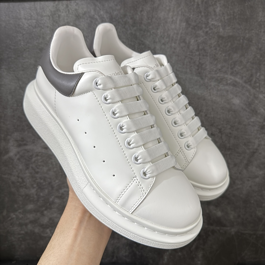 图片[11]-【HT纯原礼盒版】Alexander McQueen/亚历山大麦昆松糕鞋厚底增高小白鞋 全市场配色最齐(100+配色) 性价比最高 同价位品质无敌 进口丝绸亚光原版正品 水染羊皮内里 羊皮垫脚 回弹度到位 耐磨又舒适 鞋底厚4.5cm 全套原版包装 配件齐全 官方一致 凹凸定制正品原盒包装 右脚鞋舌嵌入防伪芯片装置 外盒鞋标官方二维码扫码+防伪芯片 尺码：35-45-选品中心