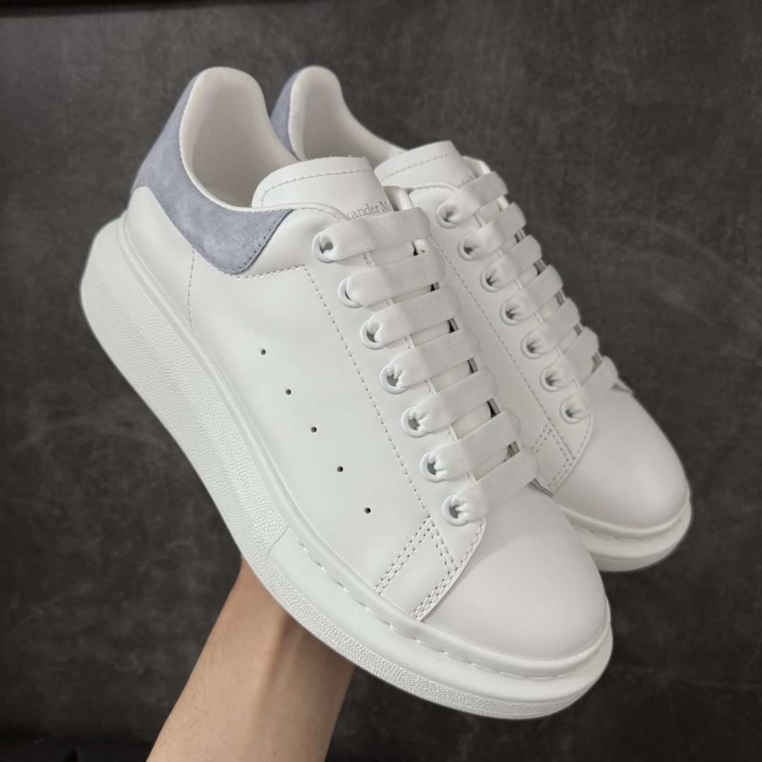 图片[7]-【HT纯原礼盒版】Alexander McQueen/亚历山大麦昆松糕鞋厚底增高小白鞋 全市场配色最齐(100+配色) 性价比最高 同价位品质无敌 进口丝绸亚光原版正品 水染羊皮内里 羊皮垫脚 回弹度到位 耐磨又舒适 鞋底厚4.5cm 全套原版包装 配件齐全 官方一致 凹凸定制正品原盒包装 右脚鞋舌嵌入防伪芯片装置 外盒鞋标官方二维码扫码+防伪芯片 尺码：35-45-选品中心