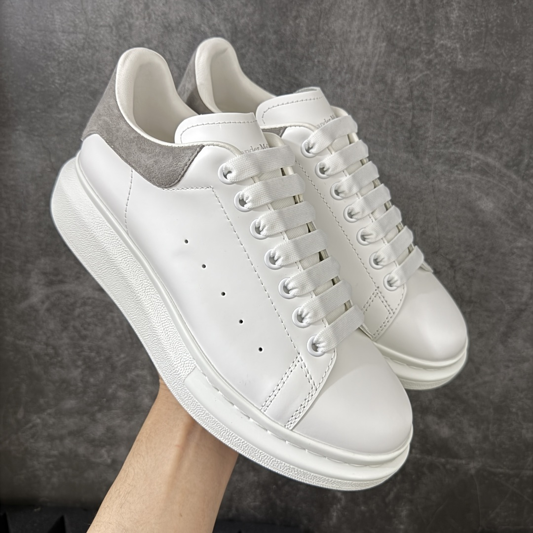 图片[6]-【HT纯原礼盒版】Alexander McQueen/亚历山大麦昆松糕鞋厚底增高小白鞋 全市场配色最齐(100+配色) 性价比最高 同价位品质无敌 进口丝绸亚光原版正品 水染羊皮内里 羊皮垫脚 回弹度到位 耐磨又舒适 鞋底厚4.5cm 全套原版包装 配件齐全 官方一致 凹凸定制正品原盒包装 右脚鞋舌嵌入防伪芯片装置 外盒鞋标官方二维码扫码+防伪芯片 尺码：35-45-选品中心