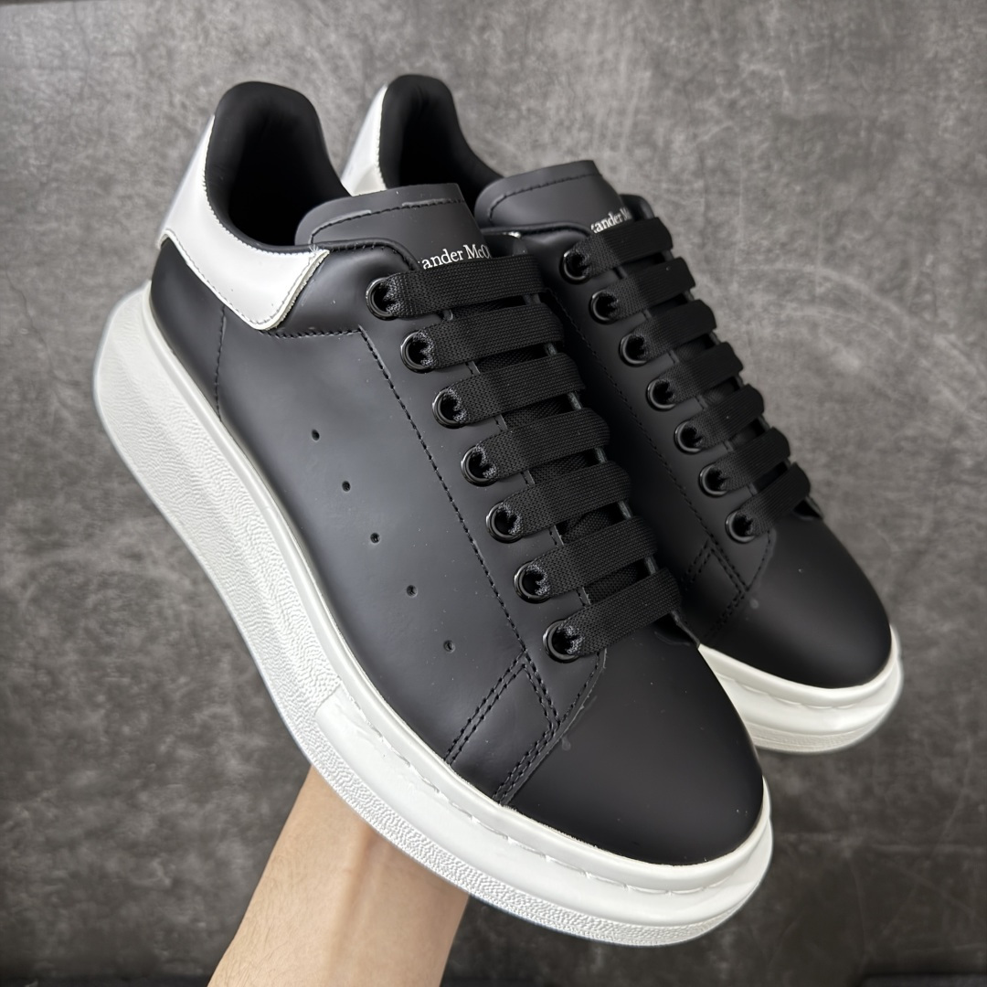 图片[12]-【HT纯原礼盒版】Alexander McQueen/亚历山大麦昆松糕鞋厚底增高小白鞋 全市场配色最齐(100+配色) 性价比最高 同价位品质无敌 进口丝绸亚光原版正品 水染羊皮内里 羊皮垫脚 回弹度到位 耐磨又舒适 鞋底厚4.5cm 全套原版包装 配件齐全 官方一致 凹凸定制正品原盒包装 右脚鞋舌嵌入防伪芯片装置 外盒鞋标官方二维码扫码+防伪芯片 尺码：35-45-选品中心