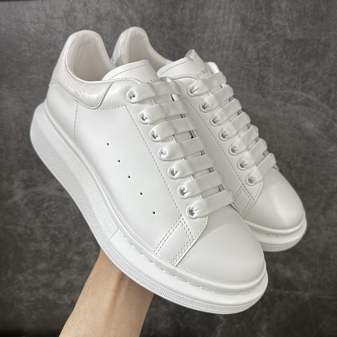 【HT纯原礼盒版】Alexander McQueen/亚历山大麦昆松糕鞋厚底增高小白鞋 全市场配色最齐(100+配色) 性价比最高 同价位品质无敌 进口丝绸亚光原版正品 水染羊皮内里 羊皮垫脚 回弹度到位 耐磨又舒适 鞋底厚4.5cm 全套原版包装 配件齐全 官方一致 凹凸定制正品原盒包装 右脚鞋舌嵌入防伪芯片装置 外盒鞋标官方二维码扫码+防伪芯片 尺码：35-45-选品中心