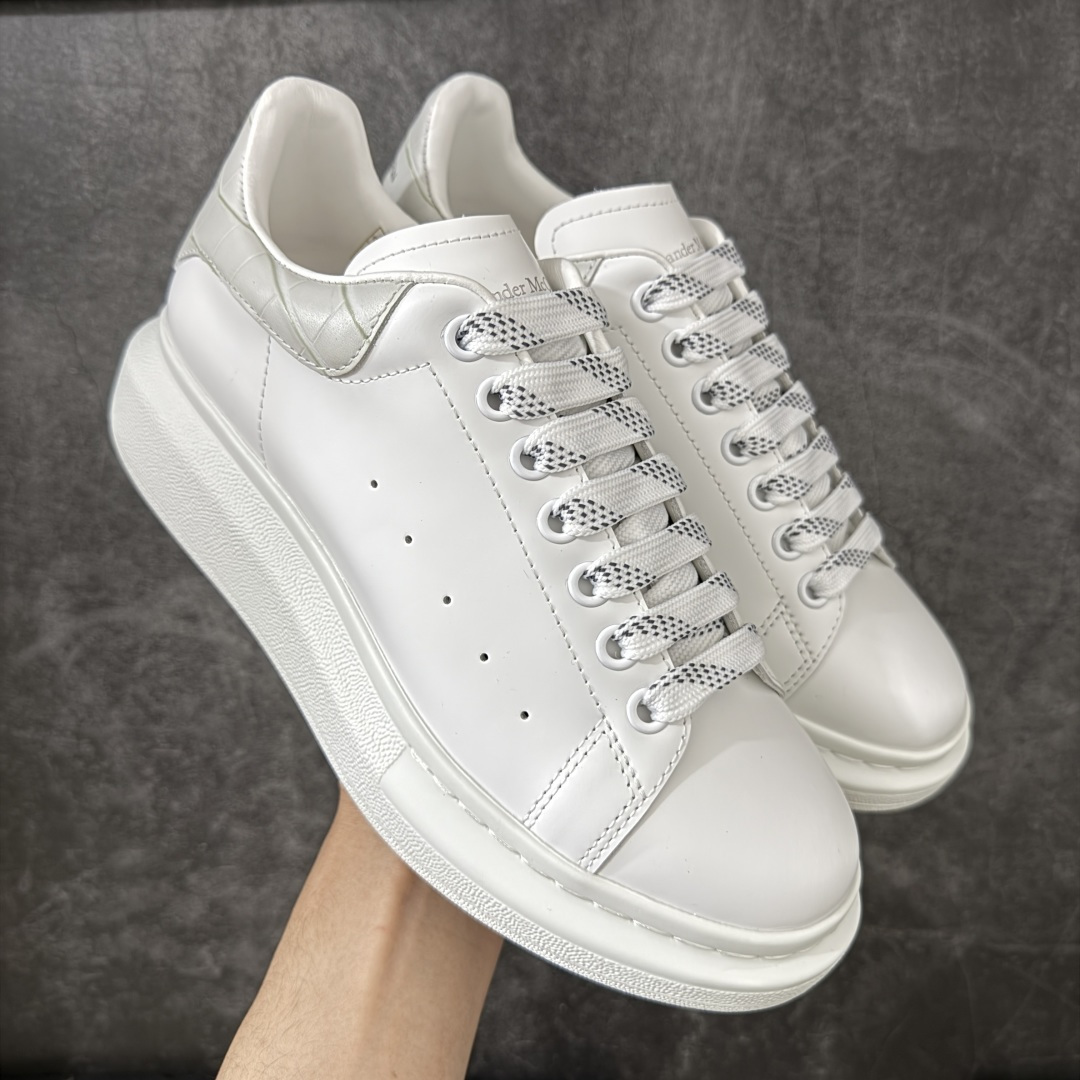 图片[2]-【HT纯原礼盒版】Alexander McQueen/亚历山大麦昆松糕鞋厚底增高小白鞋 全市场配色最齐(100+配色) 性价比最高 同价位品质无敌 进口丝绸亚光原版正品 水染羊皮内里 羊皮垫脚 回弹度到位 耐磨又舒适 鞋底厚4.5cm 全套原版包装 配件齐全 官方一致 凹凸定制正品原盒包装 右脚鞋舌嵌入防伪芯片装置 外盒鞋标官方二维码扫码+防伪芯片 尺码：35-45-选品中心