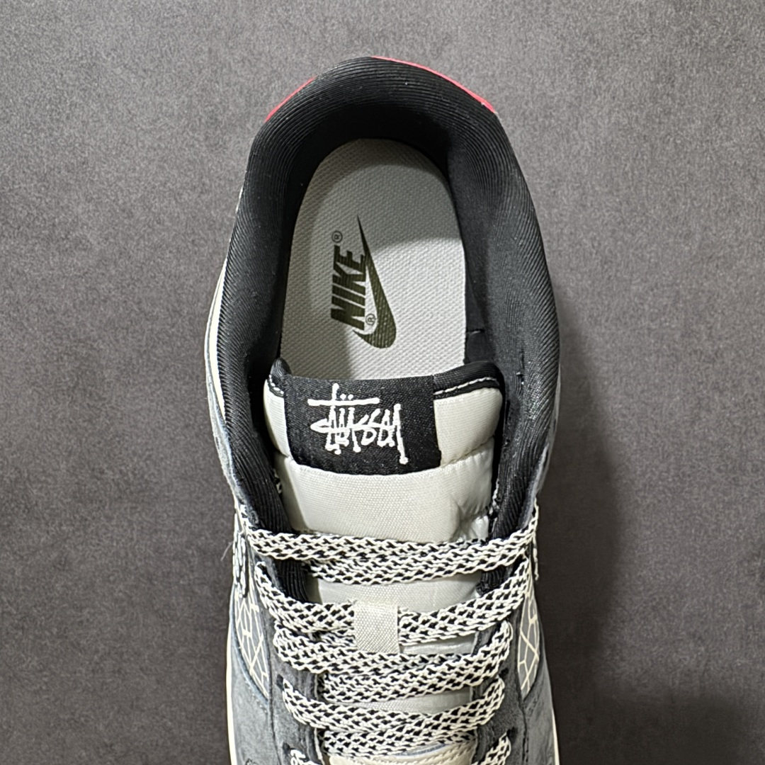 图片[6]-【定制版】Stüssy × NK Dunk Low 斯图西联名限定款 把街头DNA焊在鞋上！复古灰米撞色+满印几何腰果花，鞋带与后跟织带缀满骷髅图腾，后跟红尾点睛，鞋侧Stüssy手写Logo直接拉满辨识度。 麂皮+网布拼接质感拉满，做旧中底自带复古滤镜，上脚就是美式街头老炮儿范儿，不管是滑板刷街还是日常出街，都能轻松hold住全场，是鞋头必入的收藏级联名款 货号：TX1688-008 尺码：36 36.5 37 38 38.5 39 40 40.5 41 42 42.5 43 44 44.5 45-选品中心