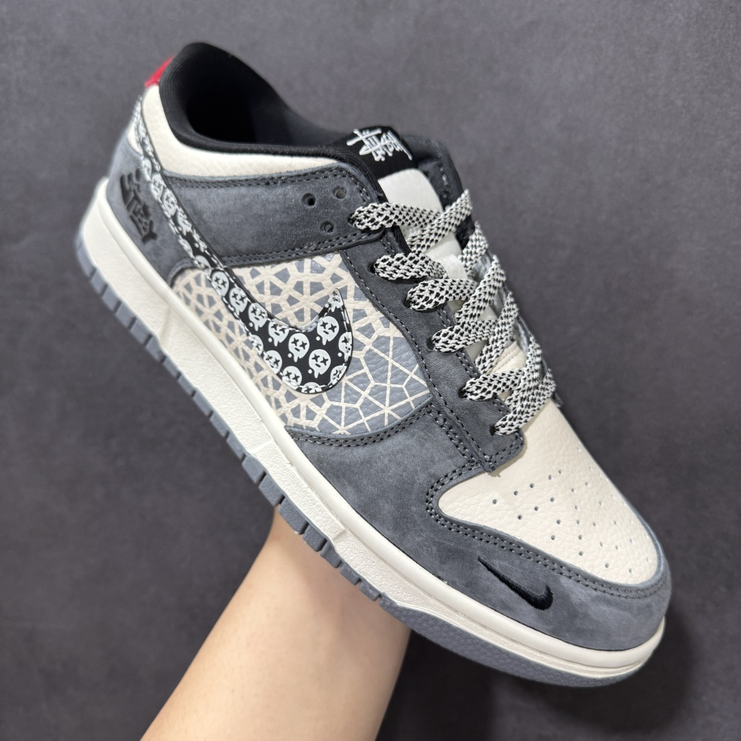 图片[3]-【定制版】Stüssy × NK Dunk Low 斯图西联名限定款 把街头DNA焊在鞋上！复古灰米撞色+满印几何腰果花，鞋带与后跟织带缀满骷髅图腾，后跟红尾点睛，鞋侧Stüssy手写Logo直接拉满辨识度。 麂皮+网布拼接质感拉满，做旧中底自带复古滤镜，上脚就是美式街头老炮儿范儿，不管是滑板刷街还是日常出街，都能轻松hold住全场，是鞋头必入的收藏级联名款 货号：TX1688-008 尺码：36 36.5 37 38 38.5 39 40 40.5 41 42 42.5 43 44 44.5 45-选品中心