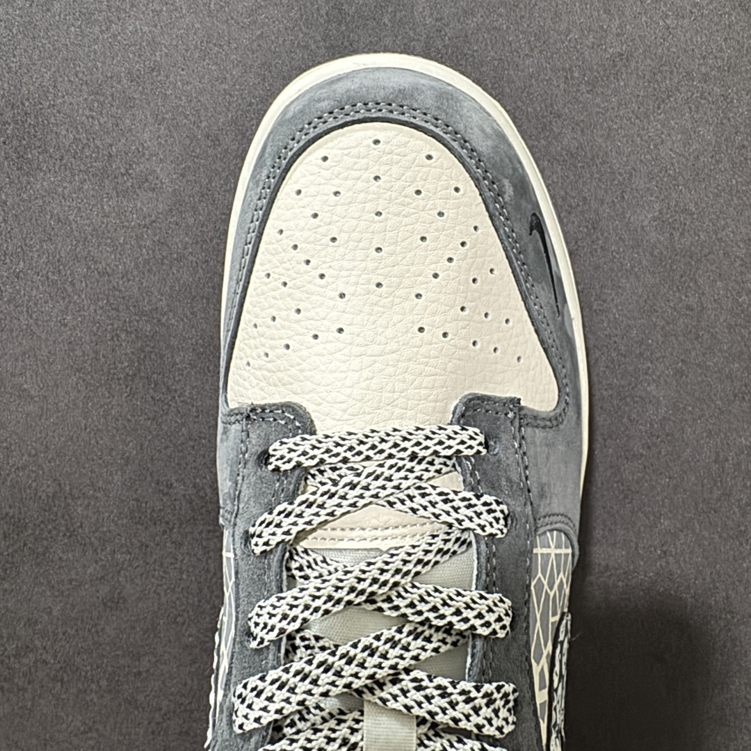 图片[5]-【定制版】Stüssy × NK Dunk Low 斯图西联名限定款 把街头DNA焊在鞋上！复古灰米撞色+满印几何腰果花，鞋带与后跟织带缀满骷髅图腾，后跟红尾点睛，鞋侧Stüssy手写Logo直接拉满辨识度。 麂皮+网布拼接质感拉满，做旧中底自带复古滤镜，上脚就是美式街头老炮儿范儿，不管是滑板刷街还是日常出街，都能轻松hold住全场，是鞋头必入的收藏级联名款 货号：TX1688-008 尺码：36 36.5 37 38 38.5 39 40 40.5 41 42 42.5 43 44 44.5 45-选品中心