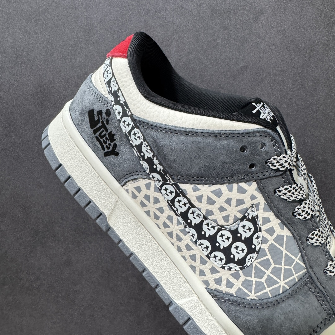 图片[8]-【定制版】Stüssy × NK Dunk Low 斯图西联名限定款 把街头DNA焊在鞋上！复古灰米撞色+满印几何腰果花，鞋带与后跟织带缀满骷髅图腾，后跟红尾点睛，鞋侧Stüssy手写Logo直接拉满辨识度。 麂皮+网布拼接质感拉满，做旧中底自带复古滤镜，上脚就是美式街头老炮儿范儿，不管是滑板刷街还是日常出街，都能轻松hold住全场，是鞋头必入的收藏级联名款 货号：TX1688-008 尺码：36 36.5 37 38 38.5 39 40 40.5 41 42 42.5 43 44 44.5 45-选品中心