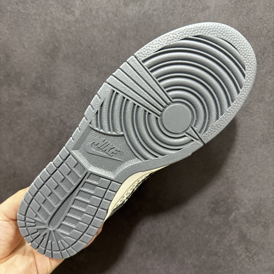 图片[9]-【定制版】Stüssy × NK Dunk Low 斯图西联名限定款 把街头DNA焊在鞋上！复古灰米撞色+满印几何腰果花，鞋带与后跟织带缀满骷髅图腾，后跟红尾点睛，鞋侧Stüssy手写Logo直接拉满辨识度。 麂皮+网布拼接质感拉满，做旧中底自带复古滤镜，上脚就是美式街头老炮儿范儿，不管是滑板刷街还是日常出街，都能轻松hold住全场，是鞋头必入的收藏级联名款 货号：TX1688-008 尺码：36 36.5 37 38 38.5 39 40 40.5 41 42 42.5 43 44 44.5 45-选品中心