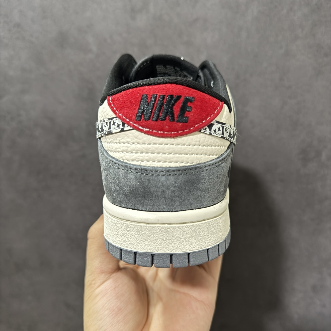 图片[4]-【定制版】Stüssy × NK Dunk Low 斯图西联名限定款 把街头DNA焊在鞋上！复古灰米撞色+满印几何腰果花，鞋带与后跟织带缀满骷髅图腾，后跟红尾点睛，鞋侧Stüssy手写Logo直接拉满辨识度。 麂皮+网布拼接质感拉满，做旧中底自带复古滤镜，上脚就是美式街头老炮儿范儿，不管是滑板刷街还是日常出街，都能轻松hold住全场，是鞋头必入的收藏级联名款 货号：TX1688-008 尺码：36 36.5 37 38 38.5 39 40 40.5 41 42 42.5 43 44 44.5 45-选品中心