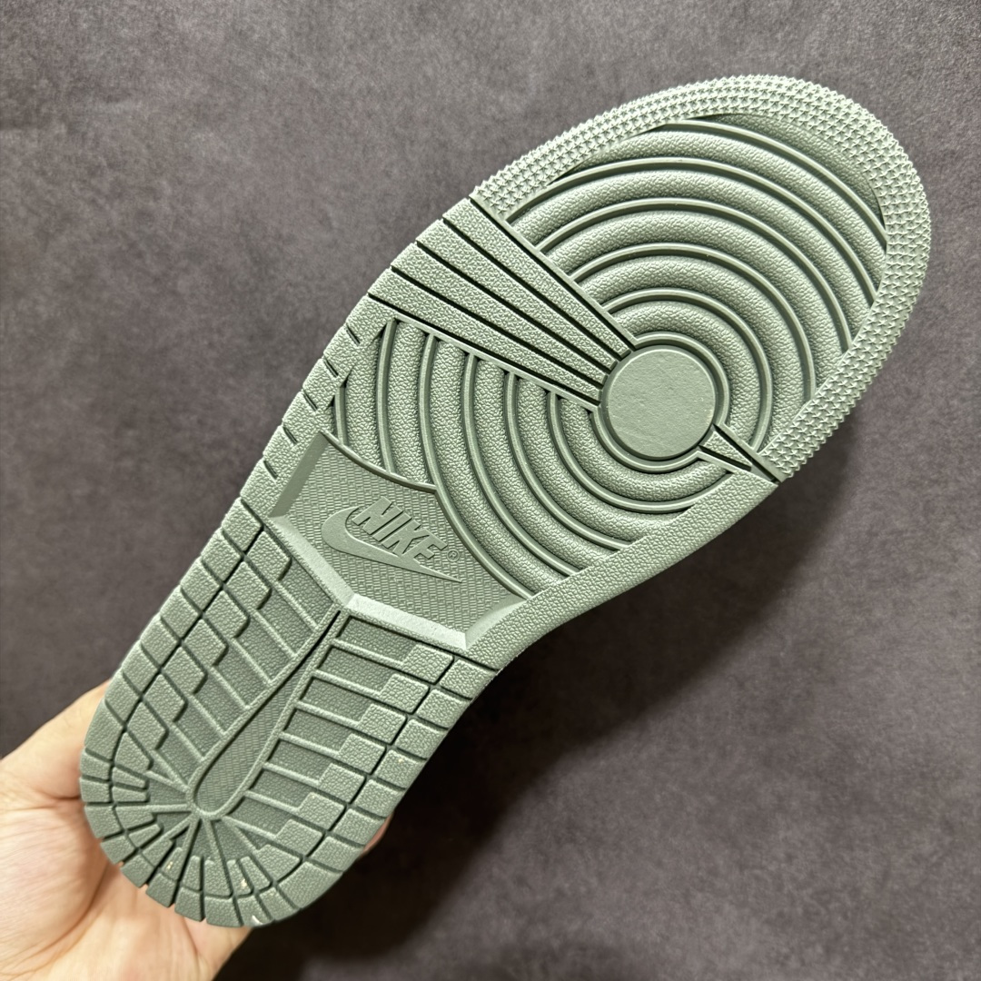 图片[9]-【H11纯原】Nike Air Jordan 1 Low SE AJ1 乔一 舒适贴合 防滑耐磨 低帮 复古篮球鞋 货号：553558-300 尺码：35.5 36 36.5 37.5 38 38.5 39 40 40.5 41 42 42.5 43 44 45 46 47.5 48.5 #H11顶级纯原 纯原外贸平台特供订单 #全套原纸板楦头开发 #原厂特供材料配套加持 #确保原汁原味 完美呈现版型 #原档数据独家私模大底 #男女鞋同步官方开发至48.5 #原装进口轻量化鞋垫 #进口港宝加持 后跟自然饱满 还原公司包裹性 #鞋面采用原装数据贴合技术 #全方位贴合包裹脚型 #鞋跟部鞋底牵引设计 #提供强大的抓地性能 #更适应不同实战场地路面-选品中心