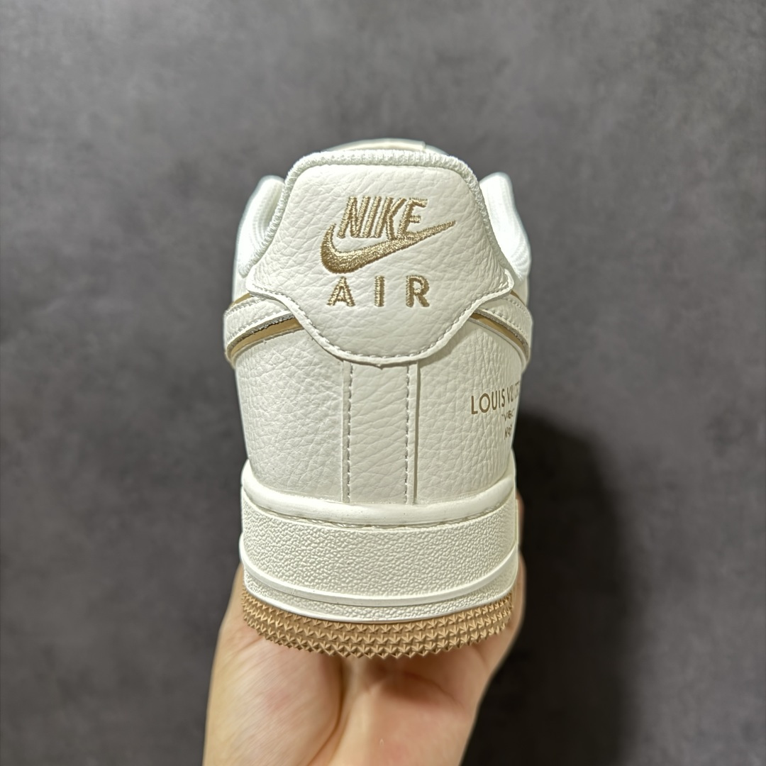 图片[4]-【定制版】联名限定 潮力拉满AIR FORCE 1 经典空军版型邂逅LV老花满印，奶白基底搭配彩色老花图案，复古又吸睛，双层Swoosh设计暗藏小心机，后跟LOUIS VUITTON字样彰显联名身份，生胶外底耐磨防滑，兼顾颜值与实用性，无论是日常出街还是潮流搭配都能轻松驾驭，细腻皮革质感拉满高级感，每一处细节都在诉说潮流态度，让你走在街头成为焦点。 货号：MM3399-808 尺码：36 36.5 37.5 38 38.5 39 40 40.5 41 42 42.5 43 44 44.5 45-选品中心