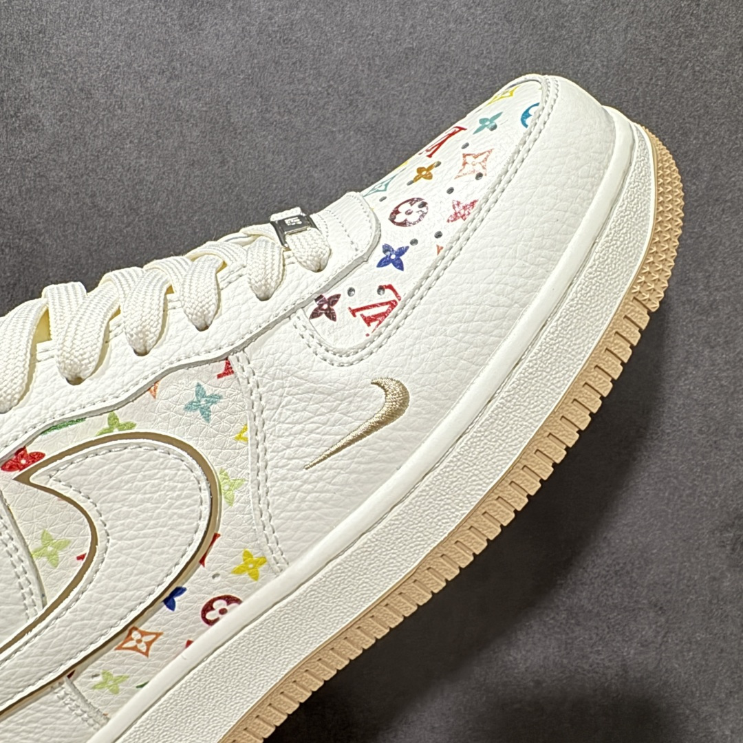 图片[7]-【定制版】联名限定 潮力拉满AIR FORCE 1 经典空军版型邂逅LV老花满印，奶白基底搭配彩色老花图案，复古又吸睛，双层Swoosh设计暗藏小心机，后跟LOUIS VUITTON字样彰显联名身份，生胶外底耐磨防滑，兼顾颜值与实用性，无论是日常出街还是潮流搭配都能轻松驾驭，细腻皮革质感拉满高级感，每一处细节都在诉说潮流态度，让你走在街头成为焦点。 货号：MM3399-808 尺码：36 36.5 37.5 38 38.5 39 40 40.5 41 42 42.5 43 44 44.5 45-选品中心